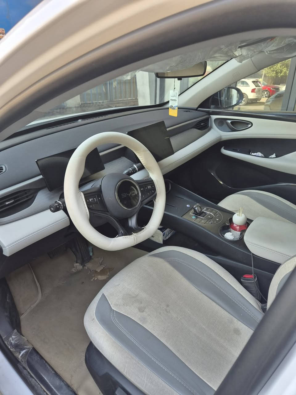 Byd سيل 5 للبيع 

ماشيه (4000) جديده جدا مكفولة من كلشي

ارضياتها بعدها بالصندوك وبيها ارضيات جلد وتغليف ابواب 
والجام بلورايز وشاحنه وياها وكل غراضها .. السياره احلى من الصور

سعر (20) و800 وبيها مجال بسيط

***********

بغداد/ الكراده
