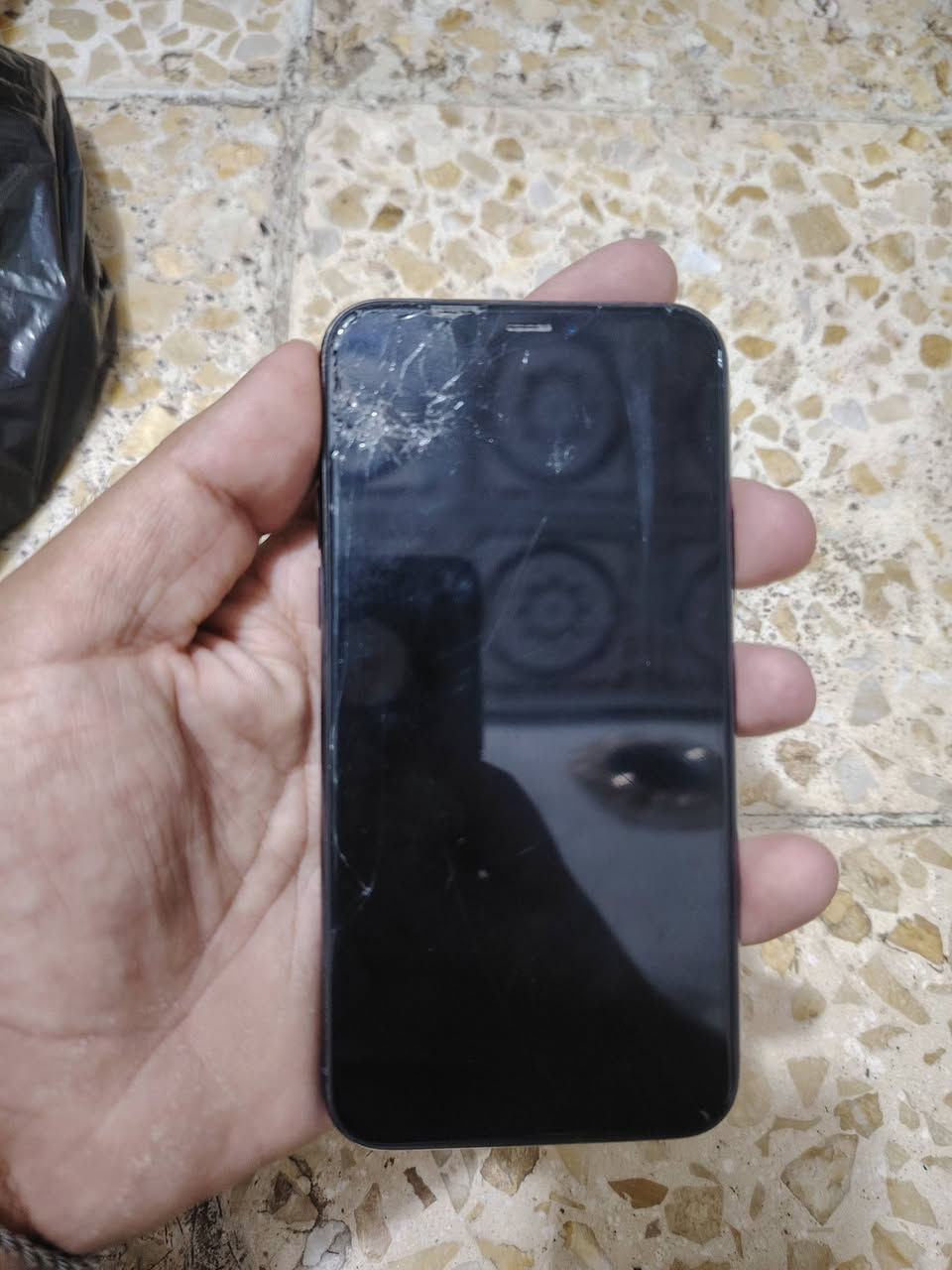 السلام عليكم ايفون 11 برو وتر بروف ممفتوح فقط كسر بلكلاس مماثر ابد سعره 180 وبي مجال قليل متوازي علبيع مكاني نجف شارع المدينه ***********
