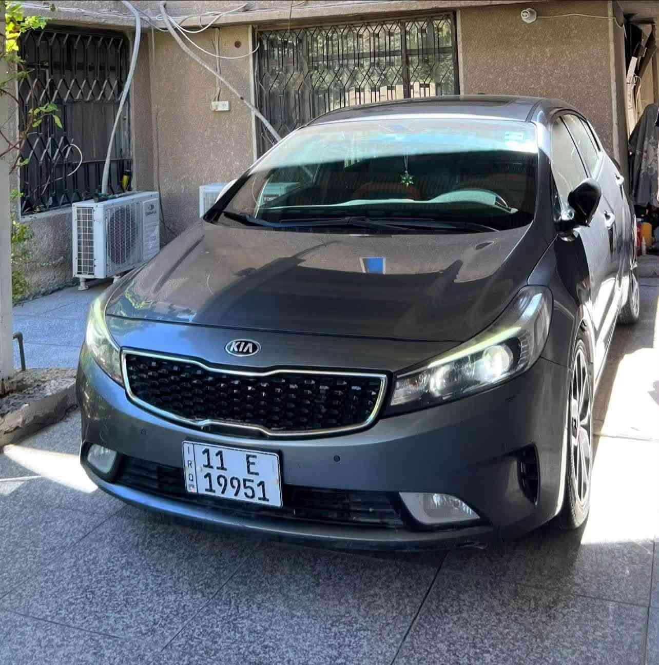 سلام عليكم
KiA Forte 2018 SX 
كيا فورتي ٢٠١٨ هاج باك 
رقم بغداد باسمي تحويل مباشر 
السيارة فول مواصفات اعلى مواصفات بالفورتي 
•مكينه 1600 تيربو دبل كلچ 
• فتحة سقف + بصمه 
• كشنات جلد لونين + كشن السايق كهربائي و ٣ وضعيات خزن ميموري 
• تدفئة وتبريد بالكشنات 
• تبريد قطعتين + شاشه كار بلي 
• شفتات ستيرن + ستيرن حرف D 
•رادار جانبي 
•حساسات خلفية 
•وبعد بيه مواصفات اكثر 
السيارة كلش جديدة حادثه سرقه قبق جنطة فقط ماشية ٨٠mi 
مكان السيارة حلة شارع ٤٠ 
***********
