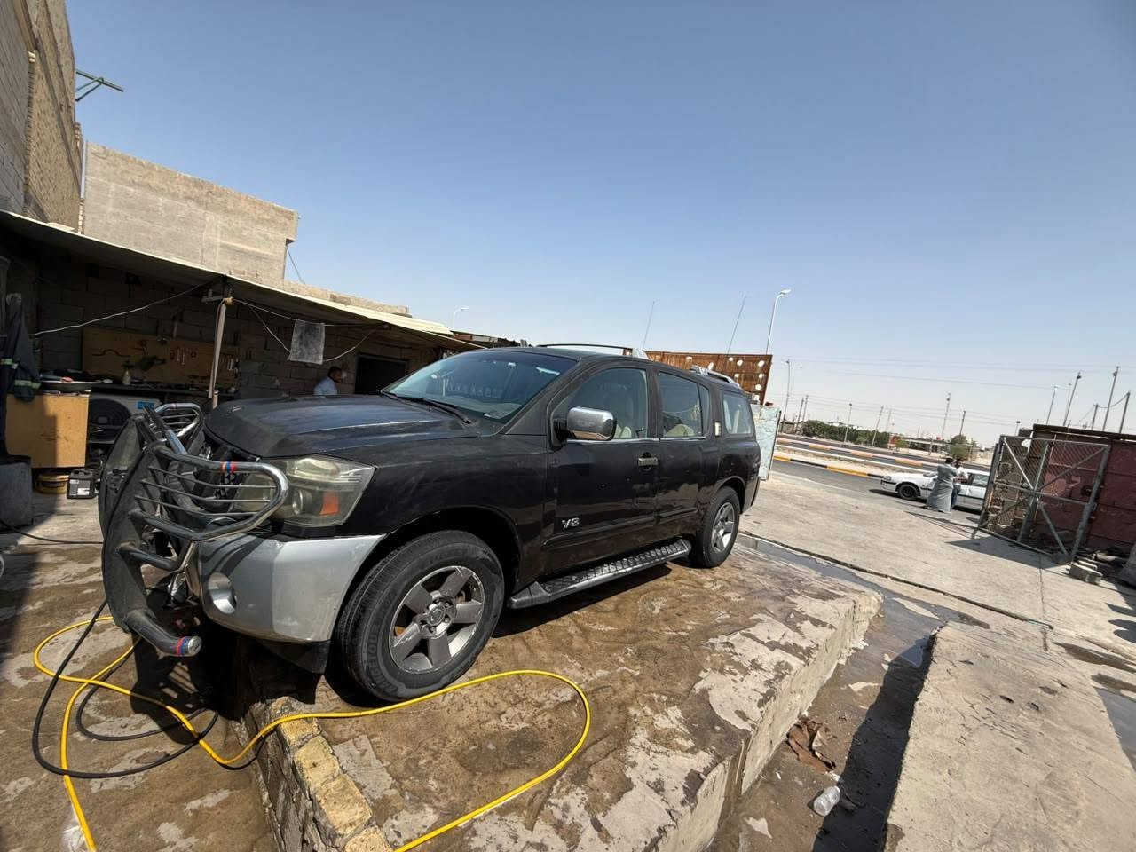 السلام عليكم نيسان ارماده مديل 2005 مكفوله من الضربه والصبغ سياره جاهزه مكينه  محور لكزز V8 رقم دولي سنويه باسمي السعر 60 وبيه مجال ***********
