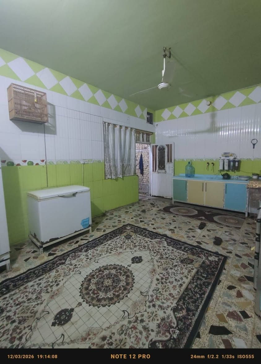 سلام عليكم ورحمة الله
بيت للبيع مساحه 200م طابق ونص طابو صرف 

4غرف نوم 
صاله مفتوحه قاطين 
ستقبال 
مطبخ 
حمامات عدد 2
منور 
ساحه مع دكان 
منطقه حي زهراء قرب حي العامل 

شراي يتصل ع رقم 
***********
