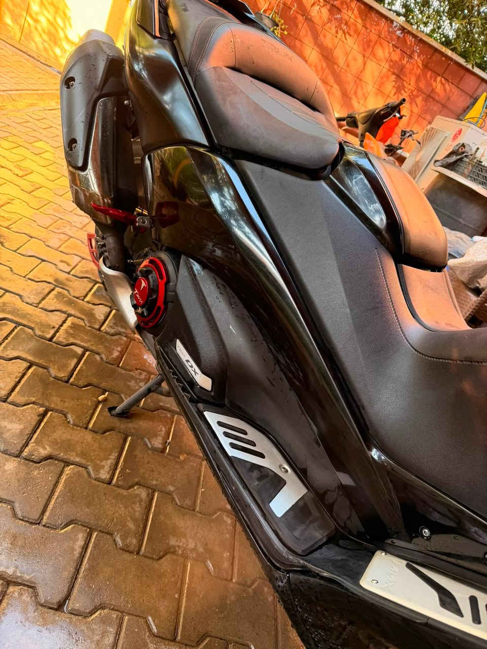 ️ للبيع Yamaha TMAX DX موديل 2018 🏍️

* فئة DX (فل مواصفات)
* ممشى 25 ألف كم فقط
* الدراجة نظيفة جداً وما تحتاج أي مصروف
* مزودة تزويد احترافي لآخر حبة
* جميع ملحقات Malossi الأصلية موجودة (كلج  مالوسي وجميع الإكسسوارات)
* نازلة من معرض كلشي وكلاشي فول مواصفات
* جاهزة للفحص بأي مكان،.

📞 للاستفسار أو التواصل واتساب/اتصال على الرقم: (***********
