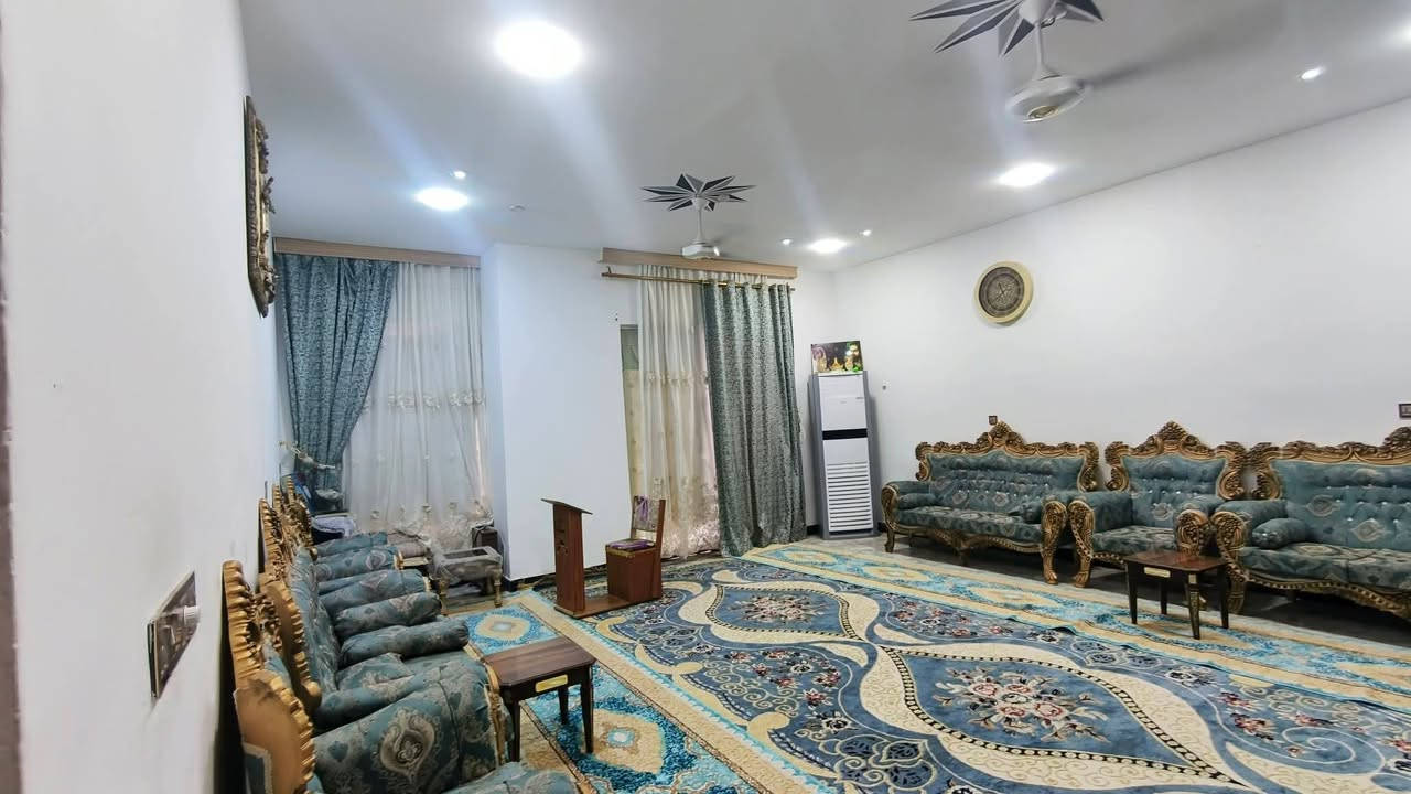 دار للبيع نزلة كوت الجديده نزلة البترومين
مساحه ٥٠٠ متر 
يتكون غرفتين وحده اسويت  طابق ارضي وصاله واسقبال وصحيات داخليه وخارجيه  معه محل كبير 
وطابق ثاني مشتمل غرفتين ومطبخ وصحيات 
بناء رفته سنة ٢٠٢١ 
شارع مجاري وسبيس يبعد عل شارع العام ٢٠٠ متر 
للاستفسار 
***********

