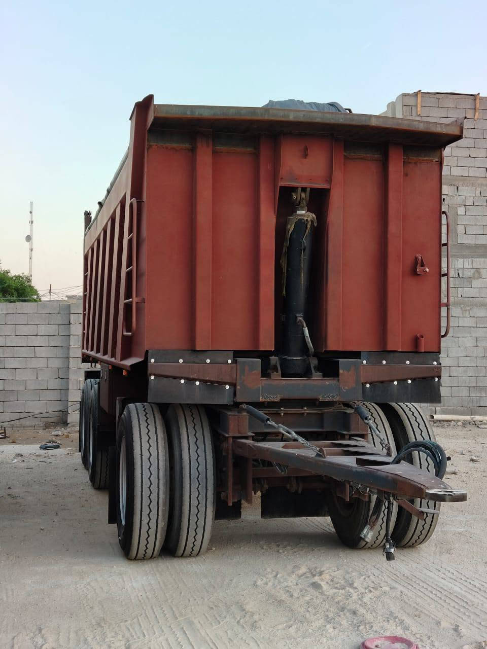 السلام عليكم للبيع مقطوره مجموعه براد ١٦ دناكير جدد وتخم تاير وطول ٧ متر للإستفسار ***********
***********

