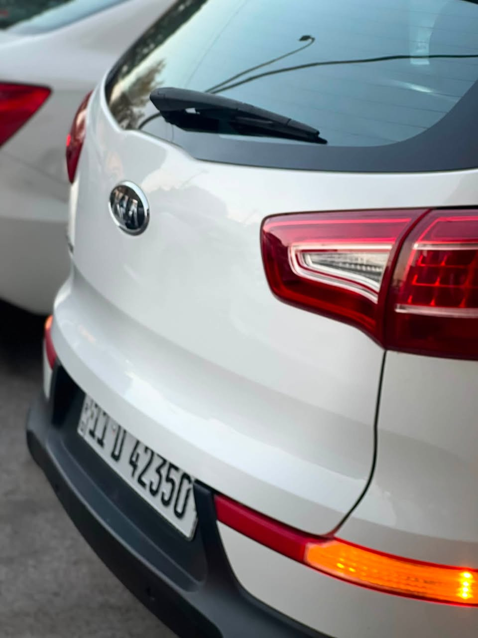 سلام عليكم KIA SPORTAGE
كيا سبورتج 
موديل 2011
خليجي رقم بغداد 
سياره بلاديه مكفوله من الضربه والصبغ يعني سياره كلين تايتل 
موصفاتها فول 
بصمه تشغيل 
بصمه أبواب 
مقاعد جلد 
مقعد السايق كهرباء 
كأمره  
حساس خلفي
بيها ثلاجه 
مري شفط 
اشاير بل مري
تحكم ستيرن جهتين
وبعد بيها مواصفات
تبريدها ماشالله كلش بارد 
سياره مال بيت مامتعوبه 
سياره جاهزه وكلش حلوه 
رقم بغداد الجديد 
محرك 2000 دوش 
سعرها 150 وبيها مجال للشراي 
وإذا اكو مراوس حسب القناعه 
***********
***********
