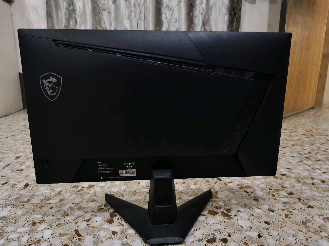 شاشة قيمنق MSI MAG 275QF دقة 2K وتردد 180Hz (أخت الجديدة) مابيها مشاكل اطلاقا
هل بيها أي خدوش أو آثار استخدام غير اللي مبينة بالصور، خصوصًا على الحافة العلوية والظهر؟: 
لاتوجد مشاكل فقط خدش صغير لي ورة ولا يؤثر على تجربة الأستخدام وحتى لايذكر لانه جدا صغير
بعدها عليها ضمان لو لا؟ وإذا إيه، شكد المدة ومنو الوكيل/اسم الضمان؟: 
الضمان مال شركة خلصان بس اني اضمنها الك
شنو الملحقات اللي وياها بالضبط: القاعدة، السلك، HDMI/DisplayPort، الكرتون الأصلي، وكلشي كامل؟: 
كل الملحقات مع الشاشة 
وين موقعك بالضبط بالعراق؟ وهل عندك توصيل أو فحص مباشر قبل الشراء؟: 
موقعي بغداد ويوجد توصيل