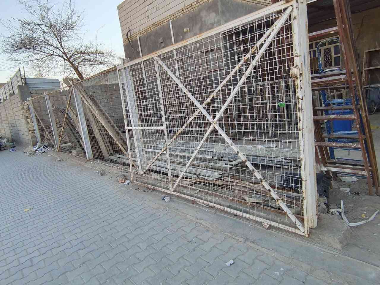 سقيفه كاسبان للبيع طول 10متر وعرض 3.60 متر  بالإضافة الى سقيفه سندويج طول 3.20متر وعرض 4متر  وبالإضافة إلى سياج سكله طول 15متر يحتوي على باب سكله وشبك امريكي قوي وست دنك شيلمان كل هاي الاشياء استعمال نظيف اخو الجديد وباسعار مناسبه الي يحب يشتري أي قطعه من المذكورة يتواصل ويانه على هذا الرقم *********** أبو مسلم@
