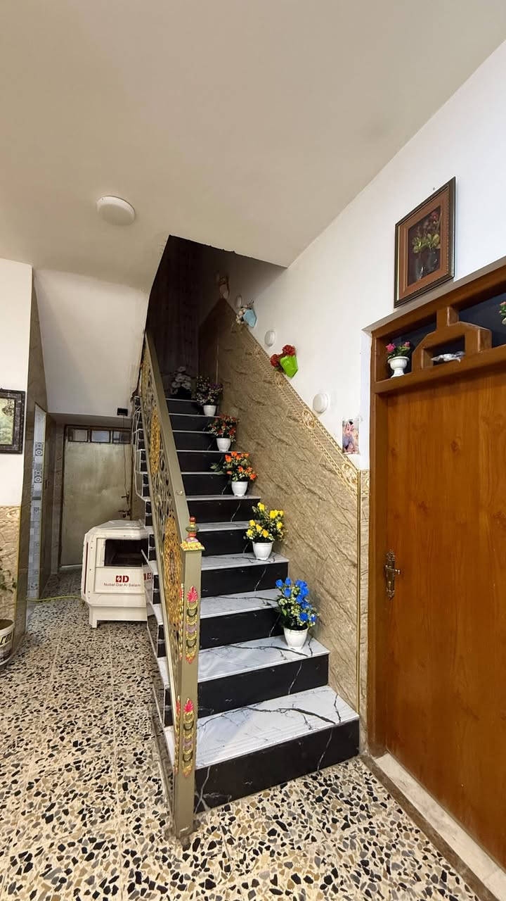 🏡 بيت للبيع — موقع مميز  ٢٥٠ م
​📍 الموقع: على ساحة، مقابل متوسطة المفاخر للبنات (حي الشهداء).
​الطابق الأول: غرفة نوم + صالة كبيرة + استقبال + مطبخ + حمام.
​الطابق الثاني: 3 غرف نوم + صالة كبيرة + حمام.
​💰 السعر: 225 مليون دينار (وبيه مجال للطيبين).
​📞 للمراجعة والاستفسار:
مكتب النوري للعقارات — بإدارة أبو حسين الفلاحي
📍 موقع المكتب: حي الشهداء - مقابل متوسطة المفاخر للبنات
📱 أرقام الاتصال:
​***********
​***********
