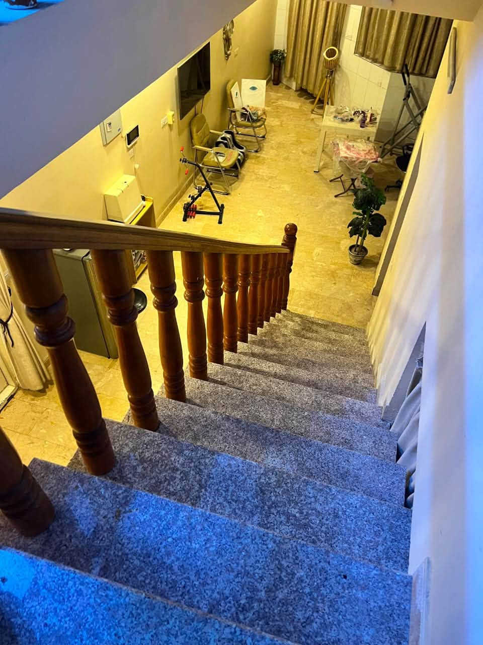 بيت 🏠 للبيع بحي الاكراد بسعر مناسب
طابقين ونص 
100 متر بناء 2019 درجة اولى  
نظافة البيت ممتازة وموقع ممتاز 
السعر على الواتساب للشراي 
*********** 📞 مكتب كرار  الذهبي
