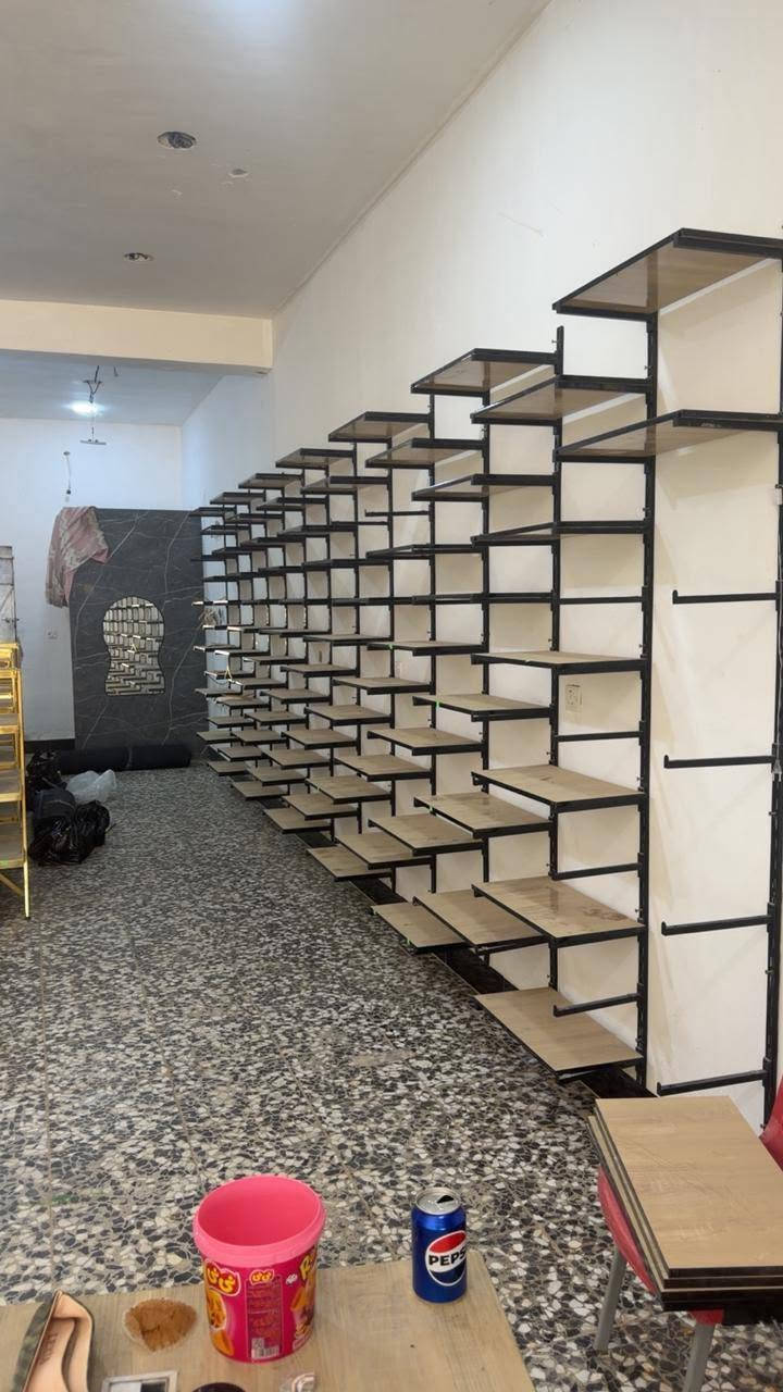 ميز عدد ٥ زائد رفات للبيع هذا رقمي ***********
