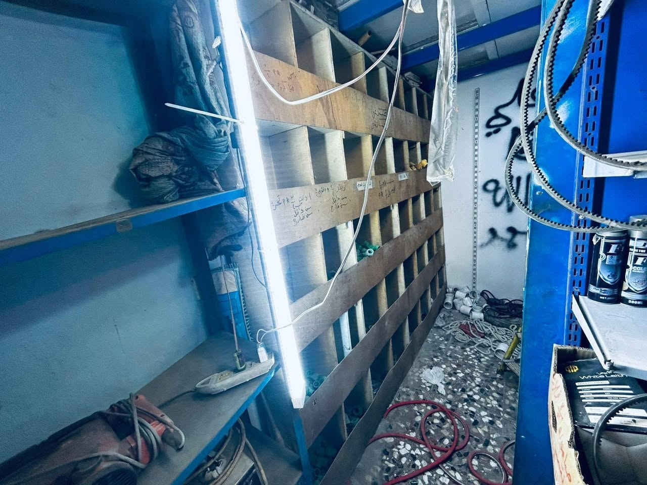 محل للبيع مع الاغراض الإيجارات ومنتزمات النشائيه بكان بلديات الضباظ ثانيه محل ركن الضباط رقم ***********
