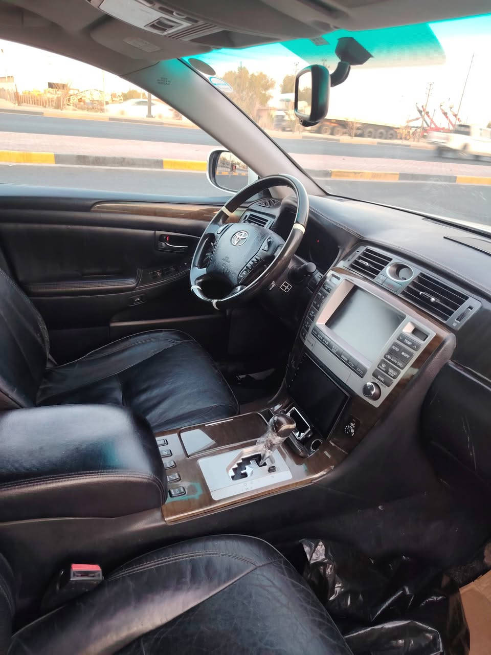 *للبيع كراون ماجستا 2004- بأسمي تحويل فوري* 🚗

*المواصفات:*
- *النوع:* تويوتا كراون ماجستا
- *الموديل:*2004
- *اللون:* [ابيض صدفي]
- *المحرك:* 8 سلندر- مكينة شرط
- *الكير:* اوتوماتيك شرط
- *التبريد:* تبريد امامي خلفي "رادار" + تبريد امامي ثلاجة باردة
- *الفتحات:* فتحة سقف 
برده خلفيه 
- *الدكم:* 5 دكم فول مواصفات
- *الحالة:* السيارة جديدة كلش، جاهزة، مابيها نقص ولا عطل
- *السنوية:*  وتحويل
- *الضمان:* مكفولة من كلشي كير مكينه حداديه عشرط شرعي اصوليات 

*مميزات اضافية:*
1.  *غرفه جديده كلش
2.  *شاصي اوكص مكفوله
3.  *تاير وبطارية* جدد
4.  *مسجل وشاشة* وكاميرا خلفية
5.  *حساسات + تحكم ستيرن* 

*الملاحظات:* سيارة كفاله عامه ع كل عيب 
السيارة ما بيها اي نقص، كلشي شغال 100%. تبريدها ثلاجة بالصيف، 
*] تواصل اتصال أو واتساب
*المكان:* بصرة زبير
*الاتصال:* [***********] ابو علي 

التحويل باسمي مباشر. تحويل ثاني يوم هزه جديده.
