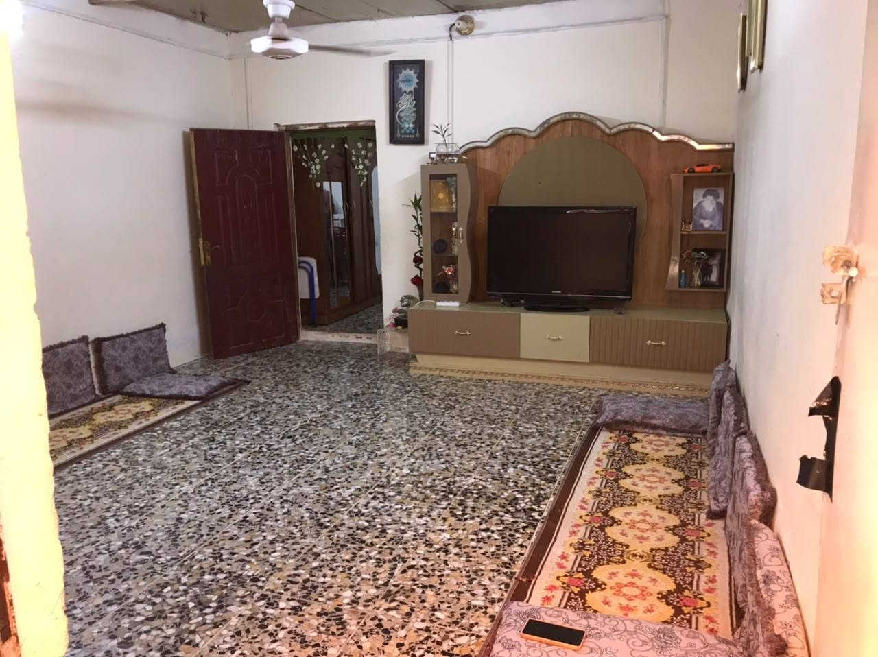 السلام عليكم
بيت تجاوز للبيع 
يحتوي على طرمة + استقبال + غرفة نوم+ مطبخ + حمام وتواليت مشترك+ ترك 
السقف ساندويچ الأرضية كاشي 
مكانه حلو وقريب ع شارع المعهد وعلى شارعين سيد هاشم . قرب مدرسة ندى الصباح . السعر 25 بيه مجال بسيط 
*********** الي مهتم يراسل واتساب او يعلق واني ادخله
