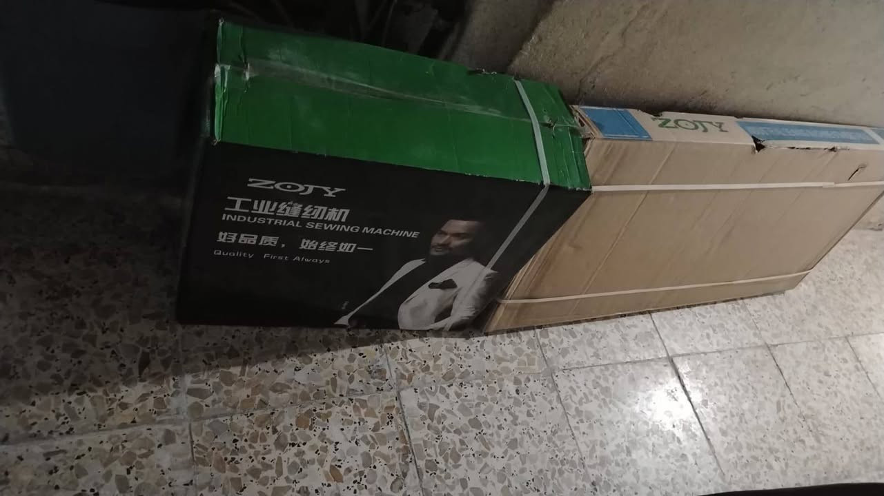 مكينه خياطة زوجي الاصليه شتريتهه ب٣٥٠ وبيها مجال جديده مامستخدمتهه تواصل واتساب ***********
