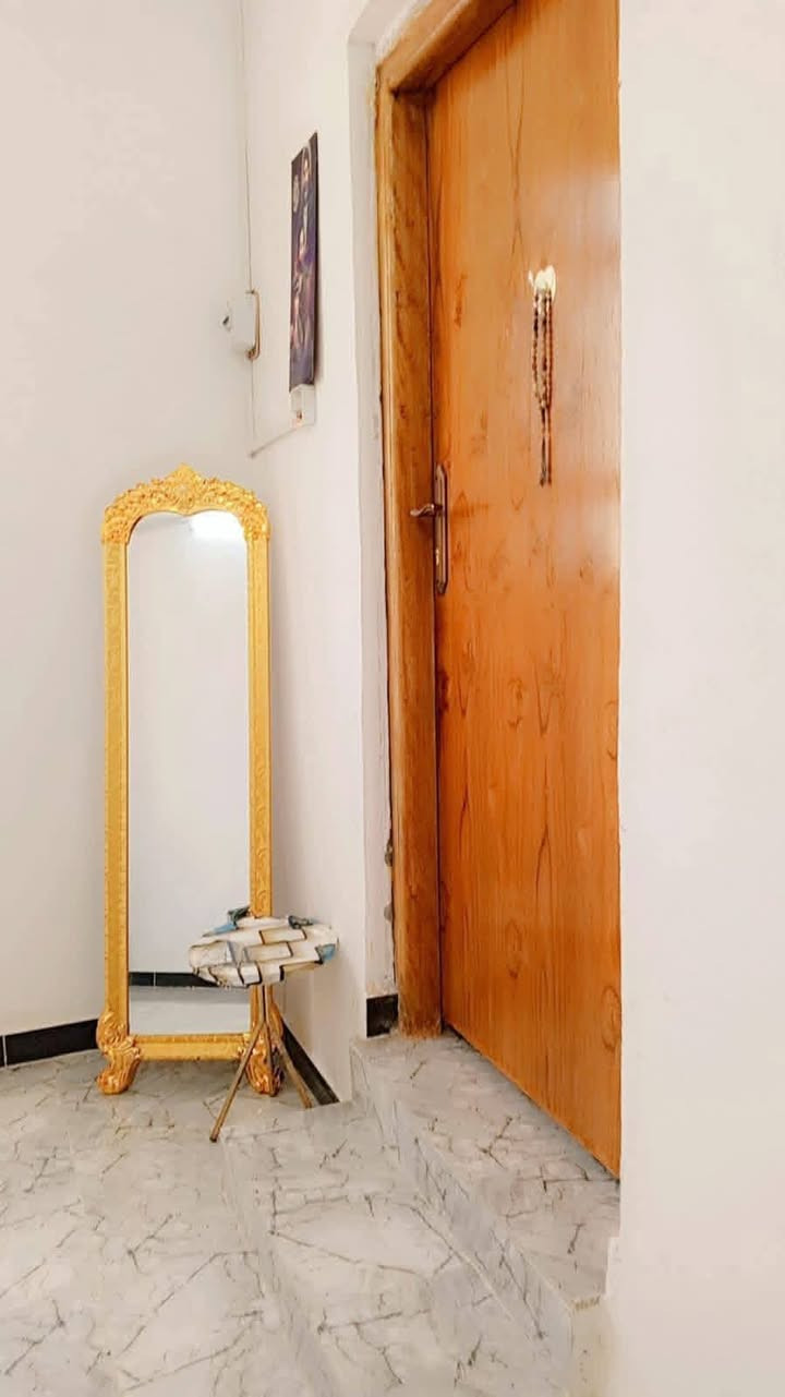 🏡 دار سكن راقي للبيع (طابو صرف)
📍 الموقع: حي الشرطة 
📏 المساحة: 100 متر مربع
🏗️ التصميم: طابقين (عگادة)، نظيف وممتاز جداً وجاهز للسكن الفوري.
​✨ تقسيم البيت من الداخل:
• 🚪 استقبال منفصل للضيوف
• 🛋️ صالتين معيشة واسعة
• 🛏️ 3 غرف نوم مرتبة
• 🍳 مطبخ عملي
• 🚿 صحيات داخلية وخارجية متكاملة
• ⚡ الخدمات: المنطقة خادمة ومكتملة بكل الخدمات الأساسية.
​💵 تفاصيل المصرف:
• الدار مطلوب 72 للمصرف العقاري 
• القسط الشهري: 330 ألف دينار عراقي فقط!
​📞 للتواصل ومعرفة السعر باليد:
اتصل الآن أو راسلنا على الأرقام:
📲 ***********
📲 ***********
​💬 اضغط (لايك) وعلق بـ (تم) وتوصلك كل التفاصيل فوراً!
​🏢 مكتب دبي للعقار والمقاولات العامة
