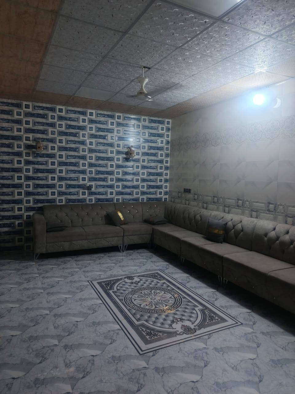 بيت للبيع مساحة 250 طابقين  مكان شبانات بزل الاول فرع القريشي عرض شارع 10 متر يحتوي علئ 4 غرف نوم ستقبال صالة مطبخ صحيات خارجية داخلية طارمة جبيره بيت مال عائلة جبيره بلاش سعر 90 وبي مجال الاتصال ***********
