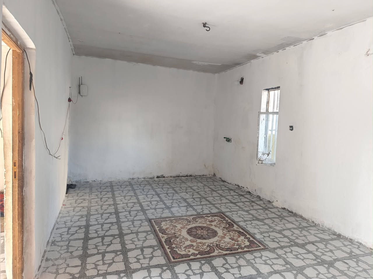 ‏سلام عليكم دار للبيع بغداد المدائن قرب تقاطع حساني حي النضال مساحه الدار 180 متر يتكون الدار من غرفتين نوم وصاله واستقبال ومطبخ وكراج سيارة حديقه خلف الدار صحيات داخلية  و خارجيه للاستفسار الاتصال على الارقام ‪‪***********‬ سعر30
