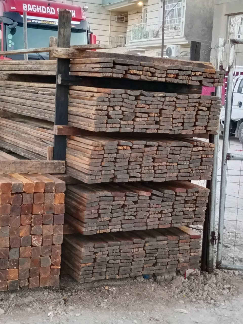 قالب خشب للبيع نظيف تارس 25 العدد (11 مكعب)المكان بابل الهاتف (***********)
