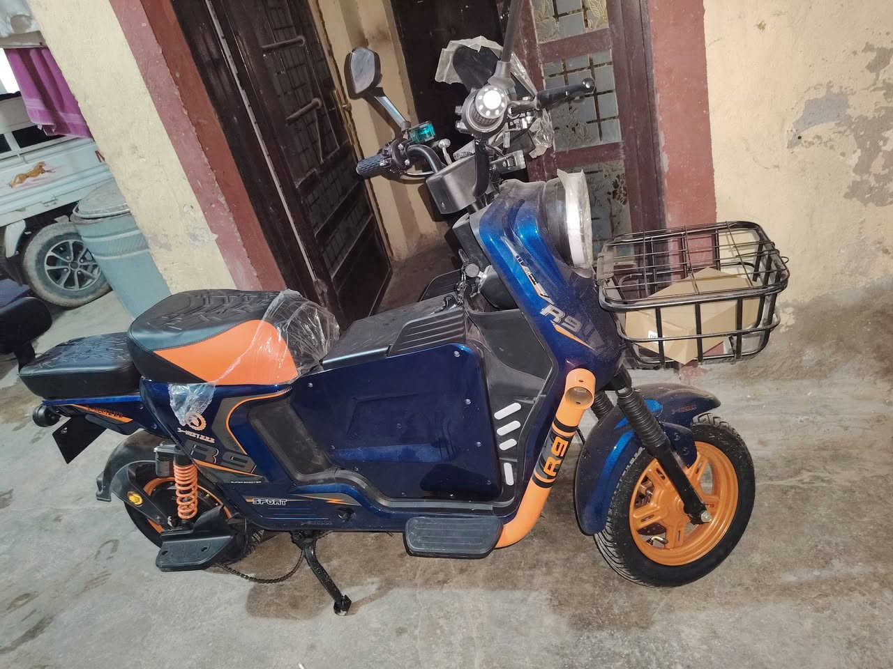 سلام عليكم بأسكل شحن غير مستخدم أخذته قسط واريد ابيعه نقد خمس بطاريات 32امبير السعر 550وبي مجال شي كلش بسيط بعقوبه المفرك اتصال ***********
