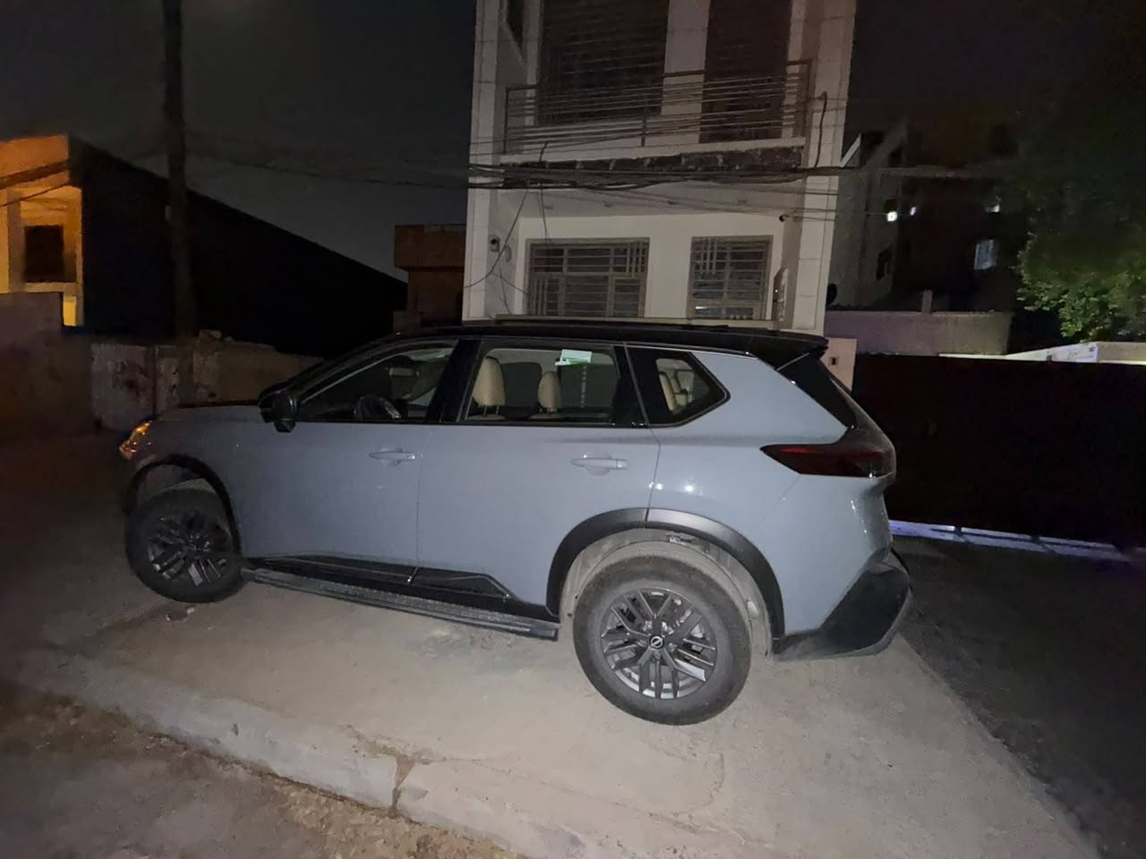 نيسان اكستريل 2025 وكاله السور سمنتي بلاك ماشيه 8200 فقط خمس راكب شاشه كبيره كامرات ٣٦٠ درجه شاحن لاسلكي مكفوله  ***********
