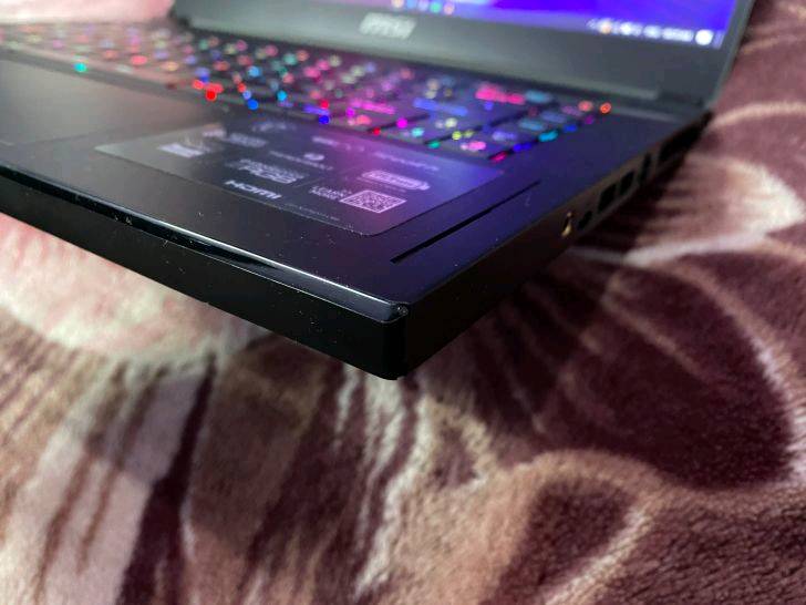 لابتوب العاب جيمنك: MSI Stealth GS66  
​المعالج (CPU): Intel Core i7-10750H (الجيل  العاشر، بقوة وكفاءة عالية جداً للألعاب والتطبيقات الثقيلة).
​الذاكرة العشوائية (RAM): 16 جيجابايت.  
​التخزين (Storage): قرص تخزين سريع جداً من نوع NVMe SSD.  حجم 500
​الشاشة (Display): شاشة فائقة السرعة بمعدل تحديث 240Hz Ultra Fast، تمنحك سلاسة فائقة في الحركة والألعاب.  
​كرت الشاشة (GPU): NVIDIA GeForce RTX (2070 8g super max q)
​نظام التبريد: نظام تبريد متطور وفعال Cooler Boost Trinity+ للحفاظ على حرارة مستقرة أثناء الضغط العالي.  
​البطارية: بطارية ضخمة بسعة 99.9 واط/ساعة
شنو الحالة العامة للجهاز هسه؟ بيه أي خدوش، ضربات، أو مشاكل مخفية غير اللي مبينة بالصور؟: 
نظافة فول
الموقع بغداد الدورة  ولايوجد لدي توصيل 