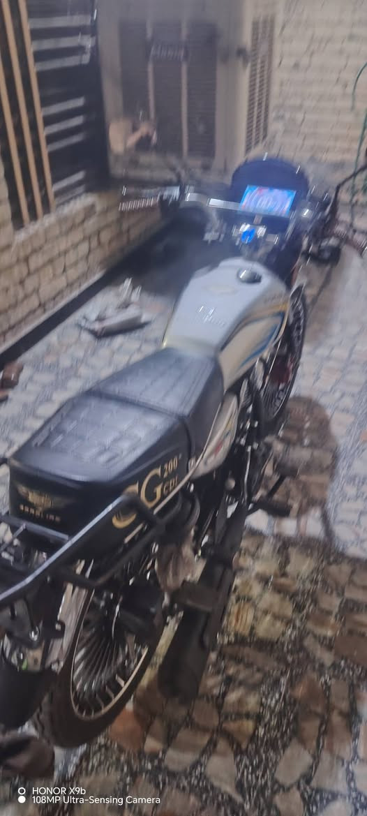 *********** موديل 26 معروضه بواحد وبيها مجال مكينه 200 معروضه بمليون وبيها مجال كان م
كلمه الصدر الاورفلي قرب شركه الانوار بغداد المدينه مكينه 200 معروضه مليون وبيها مجال شيء قليل دراجه صار لها سبعه ايام عشره ايام

نص مكتوب في الصور:
- O HONOR X9b 108MP Ultra-Sensing Camera
- HONOR X9b
- 108MP Ultra-Sensing Camera