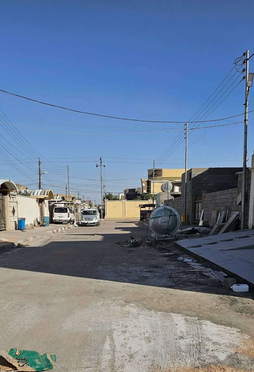 السلام عليكم بيت هيكل للبيع رقم القطعه 2176
بناء حجر واصل لانتنات العنوان❗️
 ⏪️الانبار خالدية حي شهداء مجاور طه عبد الغني بيتة الجديد 
شارع عشرين الجديد مقابل الاستاذ ناجح محمد سلمان 
شارع تبليط واصل للبيت مي وكهرباء متوفرة نهاية الشارع محلات حجي ابراهيم 
مساحة البيت ٣٠٠ 
غرفتين وحدة 5/4وحدة 6\4
غرفة سويت حمامات وصحيات داخلية 
صالة العرض7 طول 12 
ديوانية 8طول عرض 6 
مطبخ 5/4
*********** واتساب
