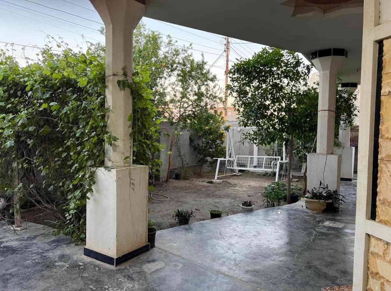 🏠 دار سكنية مميزة للبيع في بغداد / التاجي 🏠
الموقع: بغداد - التاجي - قرية عواد الحسين.
📍 المميزات الجغرافية: موقع ممتاز جداً وقريب من السوق وقريب من المدارس (الابتدائية، المتوسطة، والإعدادية).
📐 تفاصيل المساحة والملكية:
 المساحة الكلية: 310 متر مربع. 
طابو صرف (سند جاهز للتحويل مباشرة).
🛏️ التصميم الداخلي والتقسيم
 غرف النوم: يحتوي على 3 غرف نوم بمساحات كبيرة (4*4 متر) مُقسمة كالتالي:
 غرفتين نوم في الطابق الأرضي.
 غرفة نوم كبيرة في الطابق الثاني.
 الاستقبال والهول: صالة استقبال واسعة + هول داخلي.
 المطبخ: نظام حديث (مطبخ حار وبارد).
 الصحيات: حمام + (2) تواليت (واحد داخلي وواحد خارجي في الطرمة).
 الخارجية: طرمة واسعة تحتوي على كراج للسيارة + حديقة أمامية مميزة.
⚡ الخدمات والبنية التحتية (كاملة وجاهزة):
 الشارع مخدوم بالكامل (تبليط، أرصفة، وشبكة مجاري حديثة).
 متوفر ماء إساله صافي وكهرباء مستقرة.
 خدمة إنترنت ضوئي فائقة السرعة متوفرة في المنطقة. 
 ⭕️السعر بي مجال وجدا مناسب للاستفسار ع الصفحة او الرقم *********** واتساب  
⭕️ايضا توجد قطعة ارض للبيع بجانب المنزل مساحتهة 162 متر ونص بلاد, صلاح الدين
