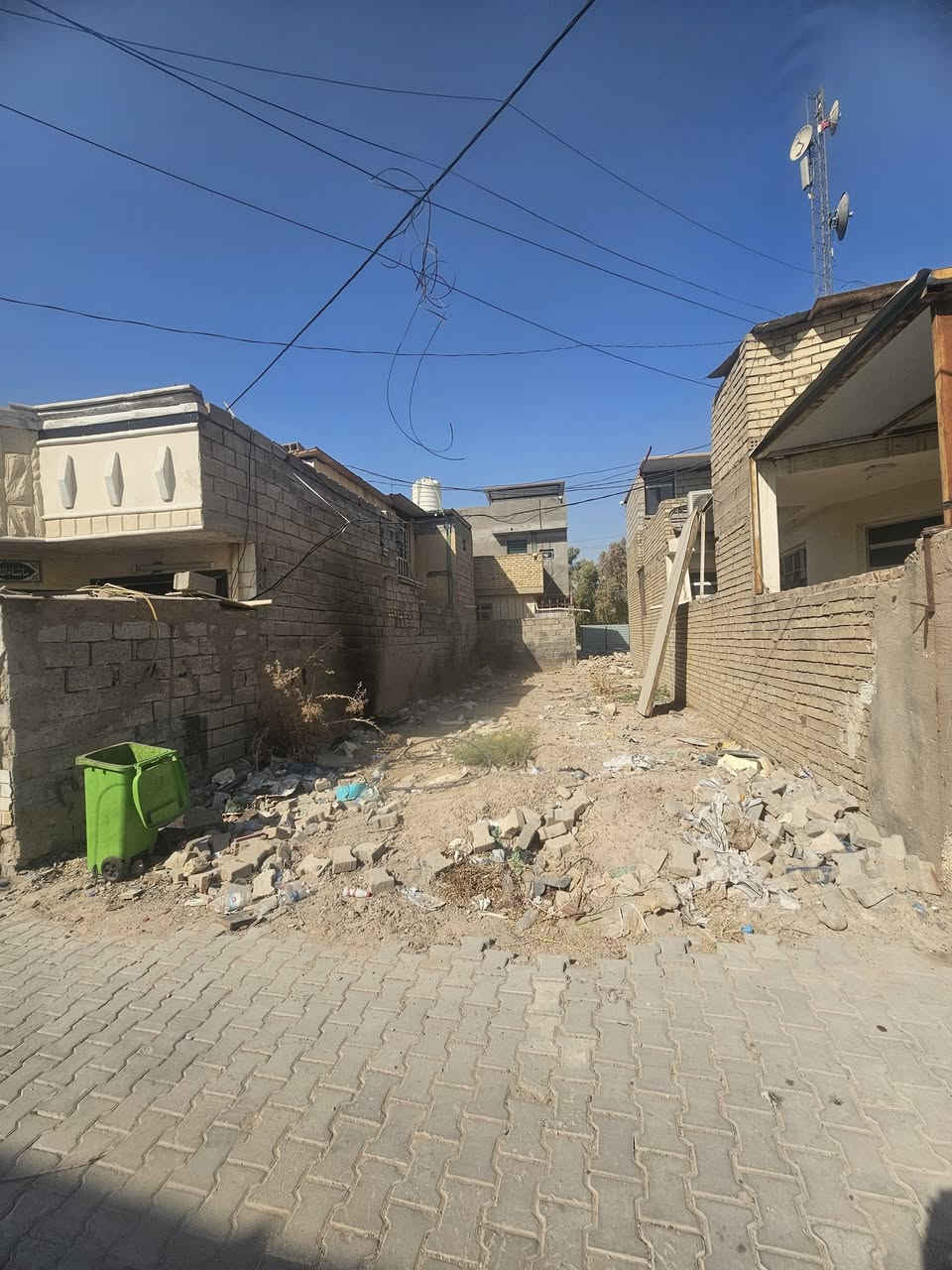 قطعه ارض للبيع المساحة 100 متر العنوان دور الصحه الاولى خدمات كامله ماء كهرباء مجاري وتبليط ومقرنص بصف الشارع العام ثاني بيت بعد الركن.  للإستفسار  ***********

