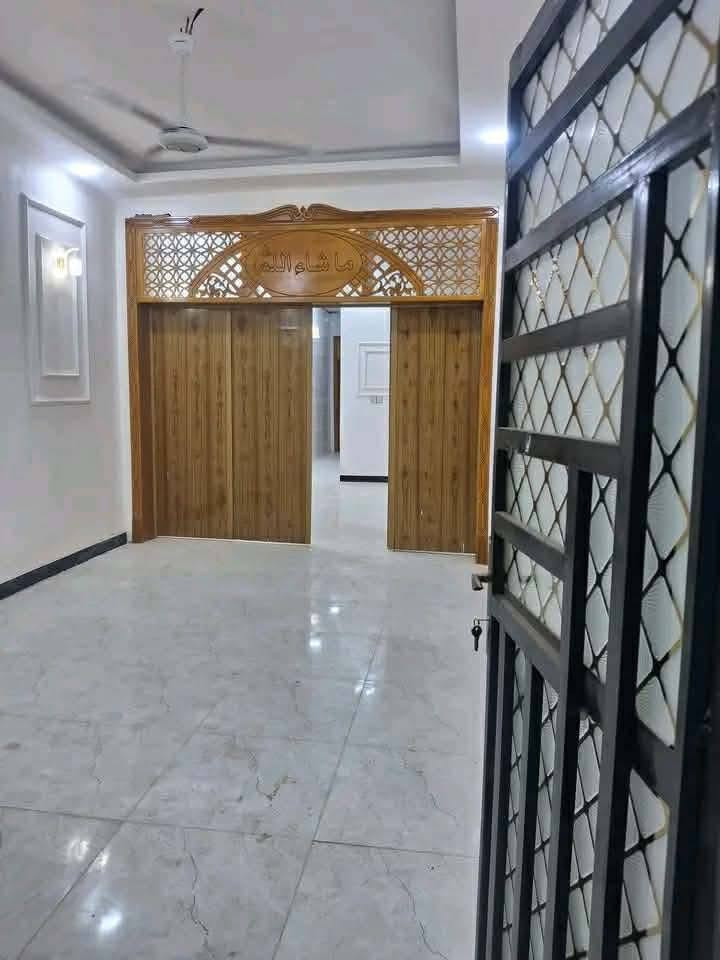 بسم الله الرحمن الرحيم
بيت حديث للبيع في النجف الأشرف
الموقع: النجف – مقابل قريه الغدير 
عمود 280
​المساحة: 100متر مربع.

​: خط أول، قريب جداً على الشارع العام.

​نوع السند: طابو زراعي.

​المواصفات والخدمات:

​بناء حديث جداً وتشطيبات VIP.

​إضاءة مخفية وديكورات حديثة للواجهة والكراج.

​كراج واسع مع حديقة منزلية ترتيب أنيق.

​جميع الخدمات متوفرة بالكامل (ماء، كهرباء، تبليط، إنترنت).

​السعر 💵💵47وبي مجال
***********
