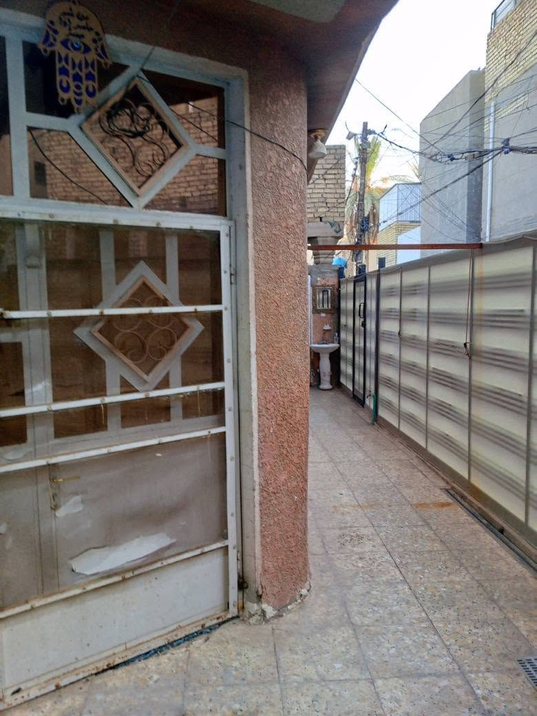 بيت معروض للبيع وتحت 150 الجبهه مالت 14 يتكون من اربع غرف متكلم على الاول مطبخ بابا واحد المزار مال 14 اقامه للحمامات منطقه الشعب حيور زراعي طابور مستند 25 منطقه القريات ا منطقه حيور ***********/*********** بغداد, العراق
