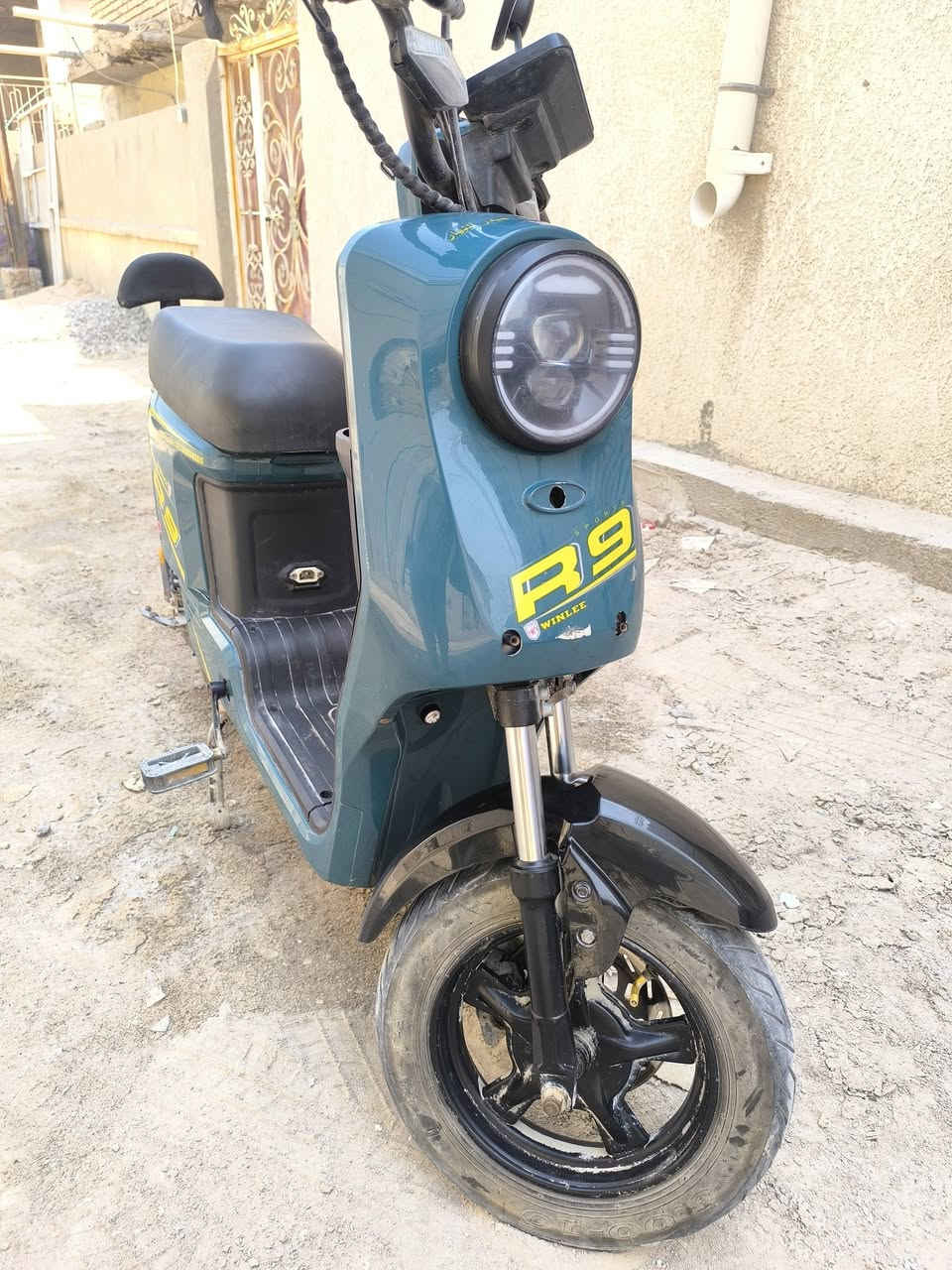 دراجة كهربائية شحن للبيع R9
الدراجة كلشي شغال بيها من بريكات امامي وخلفي ولايتات واشارات امامي وخلفي 
يحتاج الها بطاريات 
ويحتاج تبديل جوزة قفال الصندوق 
وكذاك بعض اماكن البدي مكسور ومزلق
وكلشي موضح بالصور 
السعر 200 الف 
الموقع البصرة/ ابي الخصيب/ منطقة عويسيان قرب علوة الكوفة 
للتواصل وتساب او اتصال على الخط
***********
