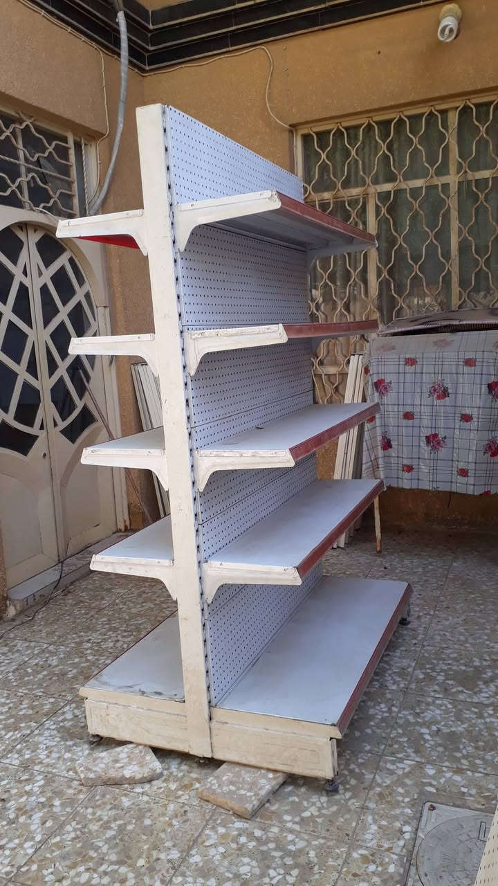 سفينه وسطيه نظيفه جدا حديد ثقيل رفه ابو الجسرين الارتفاع ٢ متر وعرض الرف متر و٢٠ العدد ١٧ متر متصل العنوان نجف حي المكرمة شارع الطاقه ***********
