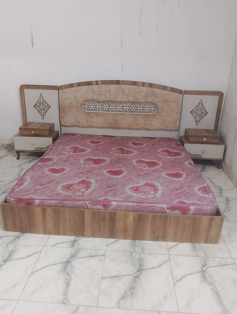 غرفه نوم مستخدم شي قليل 8قطع زورونا معرض السليمانية البيع وشراء الاغراض المنزليه...قادسيه قطعه500.تواصل عل الرقم واتس اب ***********...تجدون مايسركم .ادارة.سعد الامير
