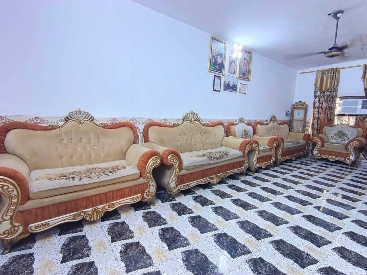 ٢٠٠م • غرفتين • حديقة كبيرة