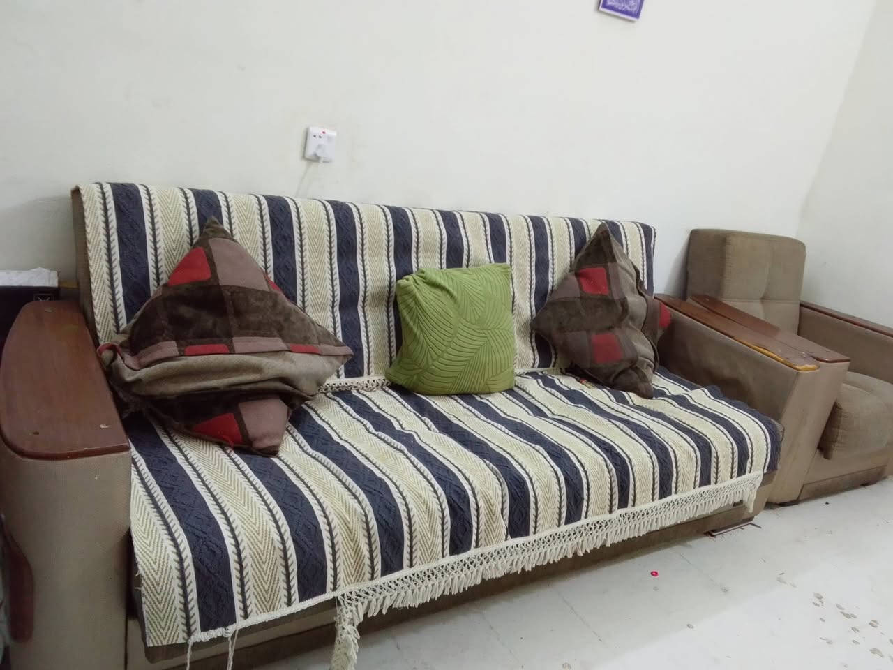 4 قنفات قويات للبيع 2 صغار و2 كبار كلهن ينفتحن الكبار يصيرن سرير ويترجعن ويحتون على مخزن سعرهن 150 الف محتاجات غسل وشوية ترتيب للعنوان حي الجوادين للتواصل على الرقم ***********
