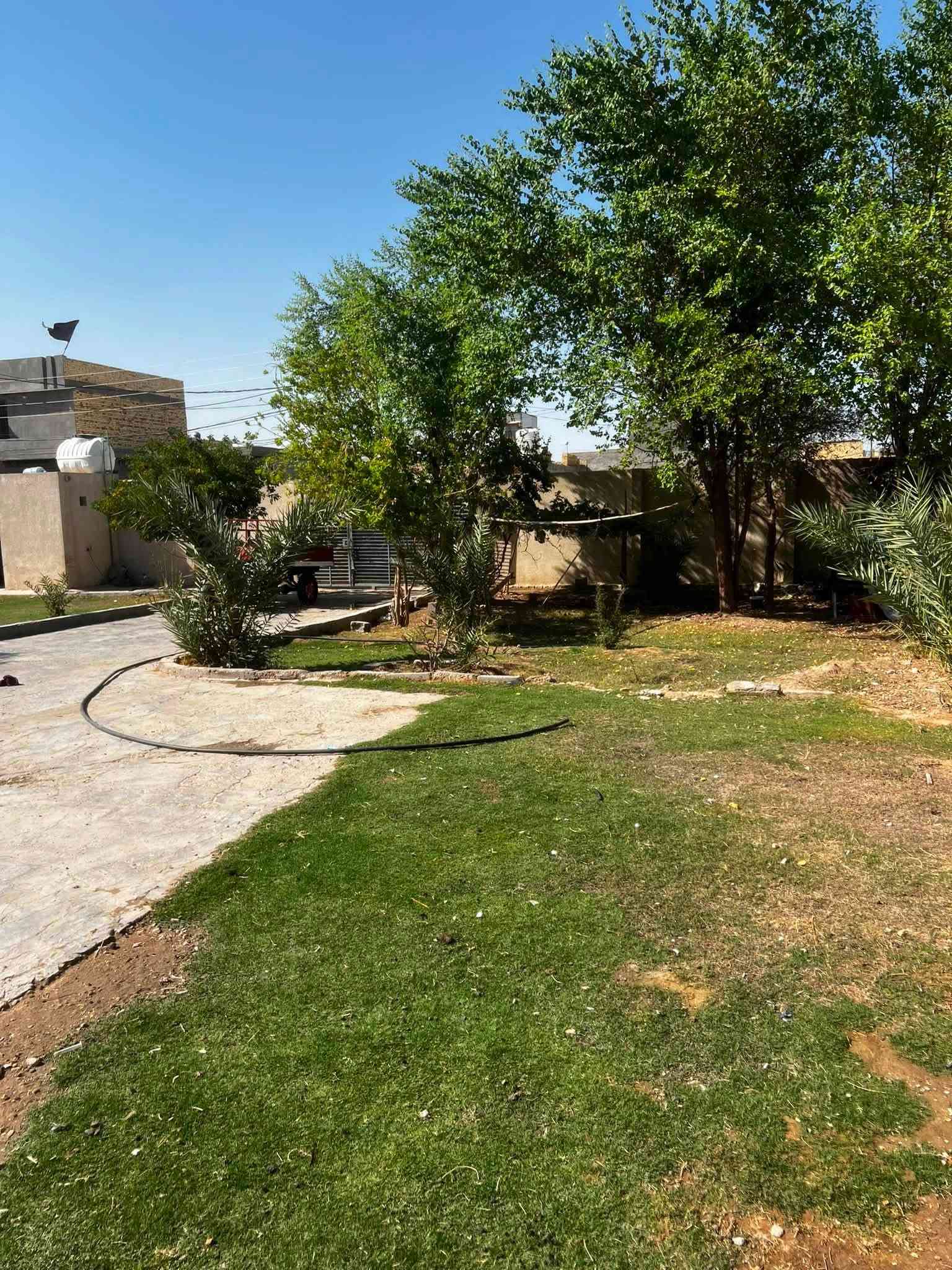 سلام عليكم بيت للبيع مساحه 800 م علا طريق الزوار عمود 155 طريق كربلاء نجف يبعد عن الشارع 100 متر 
مساحه البناء 300 متر بناء درجه اولى كله طابوق جمهوري 
بي 3 غرف نوم مساحه الغرفه 5*6وصاله 11*4 متر والاستقبال 10 *4 بيت جاهز بي حدائق ثنين بيه جميع انواع الاشجار والنخيل  بناء 2024 كامل مكمل من كلشي
 بي سند 25 طابو زراعي مشمول بل تطويب كل هاذا 
بسعر 140 وبي مجال للشراي رقمي *********** وهاذ ثاني بي وتساب ***********
