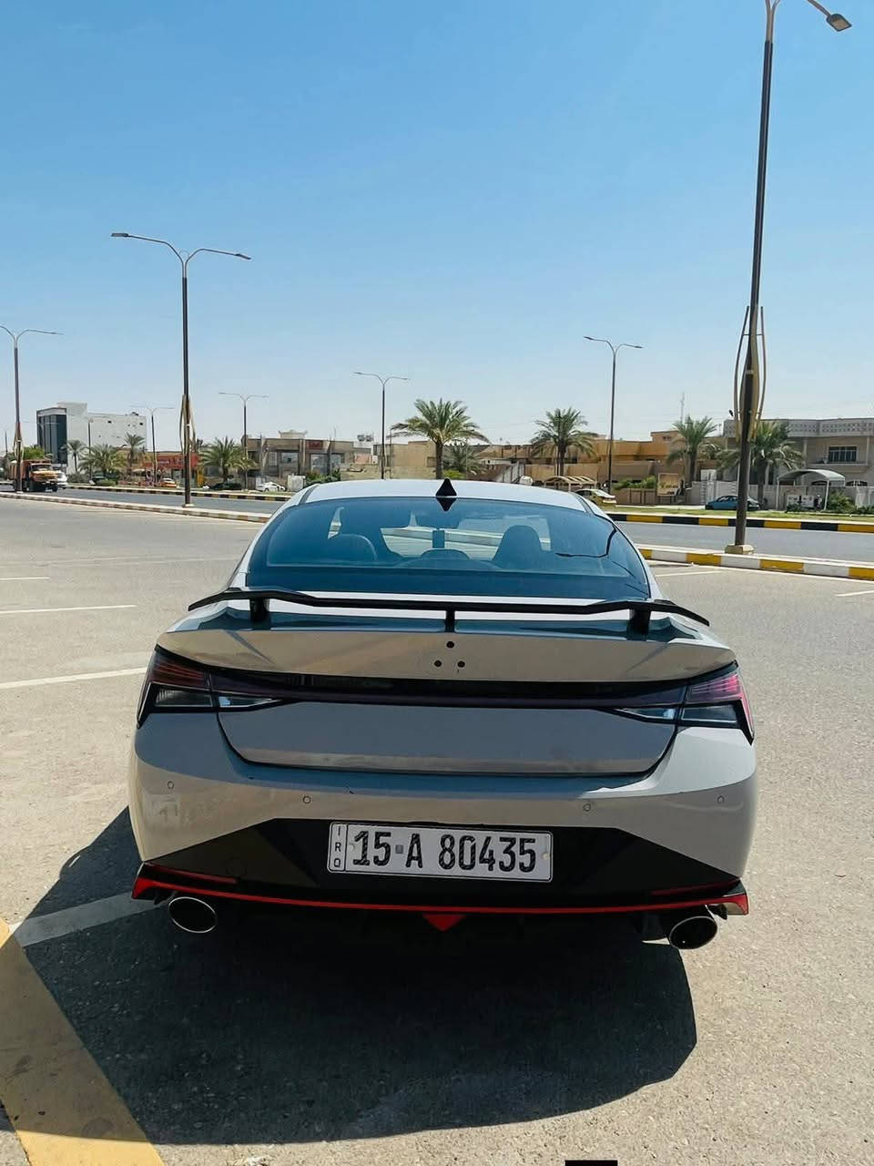 إلنترا N موديل 2022 (وارد أمريكي) لون اسمنتي حادثها بجم
تبديل بنيد +جاملغ امامي بارد راجع✓   

: السيارة بحالة جيده جدا ، كير ومحرك وتبريد وكهرائيات كلها بشرط الفحص.

 

 رقم أنبار معواقين✓

المواصفات 

سيارة رياضية فول أوبشن أعلى فئة، أداء وقوة وتصميم يخبل، 

المواصفات والأداء (المحرك والكركسون):

 المحرك: 2.0 توربو يولد 276 حصان (ومع زر الـ NGS ينطيك 286 حصان لعدة ثوانٍ للتجاوز والتسارع).

 الكير: أوتوماتيك دبل كلتش (DCT) 8 نمر مع بدلات شفتات خلف الاستيرن (Paddle Shifters).

 صوت الأكزوزت: صوان أصلية من الشركة مع صمام متغيّر (Variable Exhaust) ينطيك نغمة وصوت رياضي طربي أصل بدون أي تعديل.

 أنظمة القيادة: وضعيات متعددة (Eco, Normal, Sport, N Mode, Custom) تتحكم بحدّة الكير، الاستيرن، صوت الأكزوزت، وصلاوة التعليق (الشووزات).

الشكل الخارجي:

 البدن: كيت N الرياضي الكامل مع خطوط حمرة داير ما داير السيارة، وناشر خلفي (Diffuser).

 الجناح: جناح خلفي رياضي أصل باللون الأسود المطفأ.

 الإضاءة: فول LED أمامي وخلفي مع المسطرة المضيئة بالخلف.

الداخلية والراحة:

 الكشنات: كشنات رياضية حضن (Bucket Seats) جلد وشامواه (Alcantara) راقي مع شعار N يضوي بالكرسي.

 الاستيرن: استيرن D-Cut جلد رياضي مع أزرار التحكم بوضعيات الـ N ومثبت سرعة.

 الشاشات:

 شاشة عدادات ديجيتال كاملة 10.25 أنش بتصميم N المخصص.

 شاشة لمس مركزية 10.25 أنش تدعم Apple CarPlay و Android Auto.

 النظام الصوتي: سماعات Bose أصلية بنقاء صوت عالي جداً.

أنظمة الأمان والرادارات (وارد أمريكي):

 رادار أمامي للتحذير ومنع الاصطدام.

 نظام تحديد والحفاظ على المسار (Lane Keep Assist).

 نظام كشف النقاط الميتة بالمرايات.

 كاميرا خلفية مع حساسات.

سعرها 133$ ورقه وبيها مجال بسيط
***********
