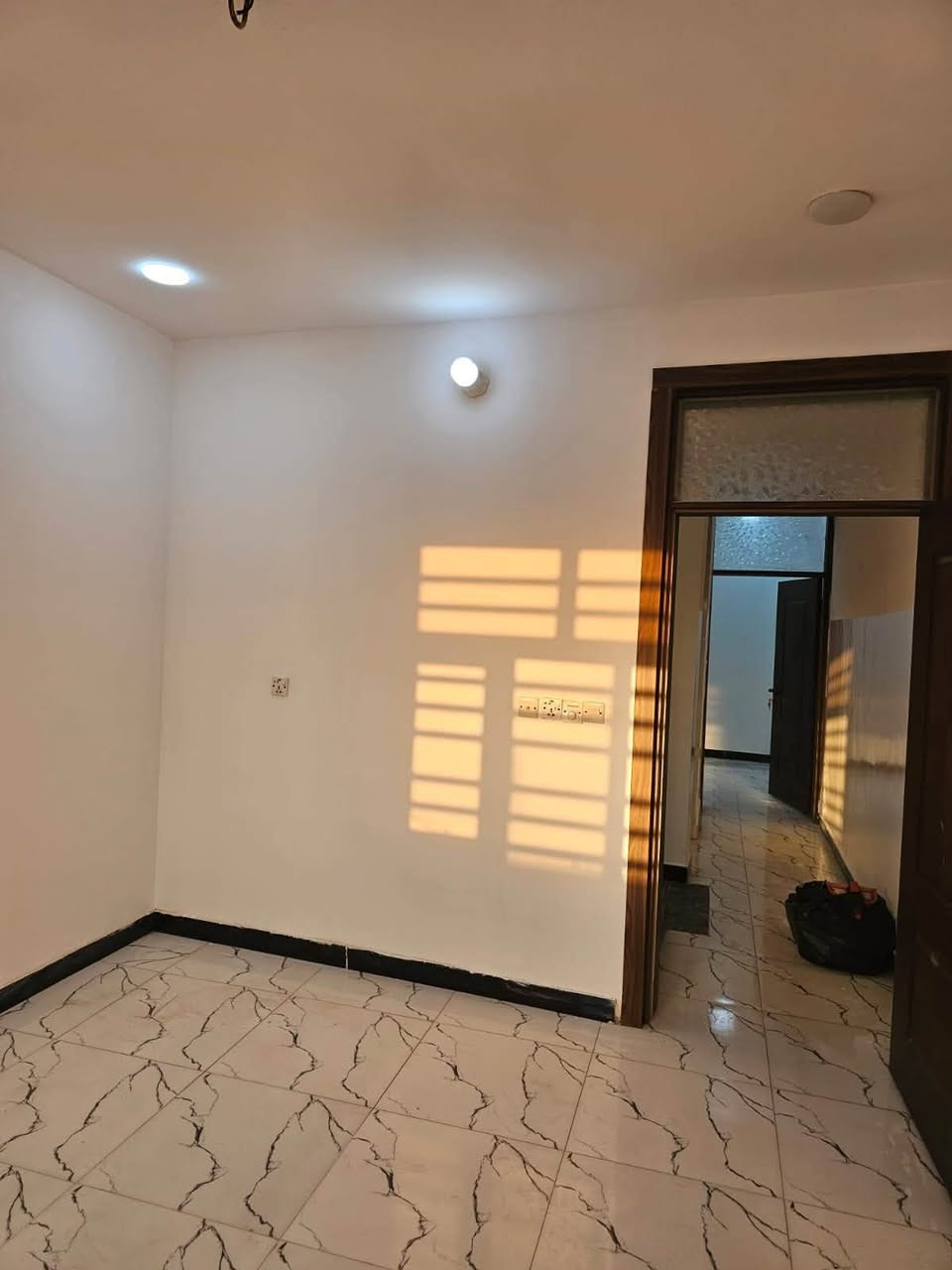 دار اللايجار@
مساحه 54 
3 غرف
ارضي/ صاله _ مطبخ _ خدمات 
طابق اول / غرفتين + خدمات
طابق ٢ / غرفه + سطح
سبع ابكار _ مربع الخمسينات خلف بانزيخانه السبع ابكار
رقم الهاتف ***********
