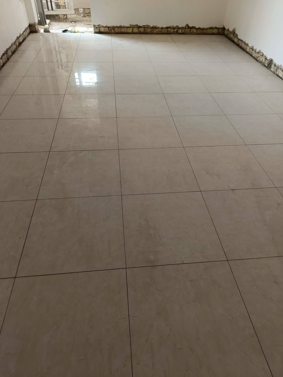 خلفه سيراميك جداري وارضيات متفرغ للعمل ***********
