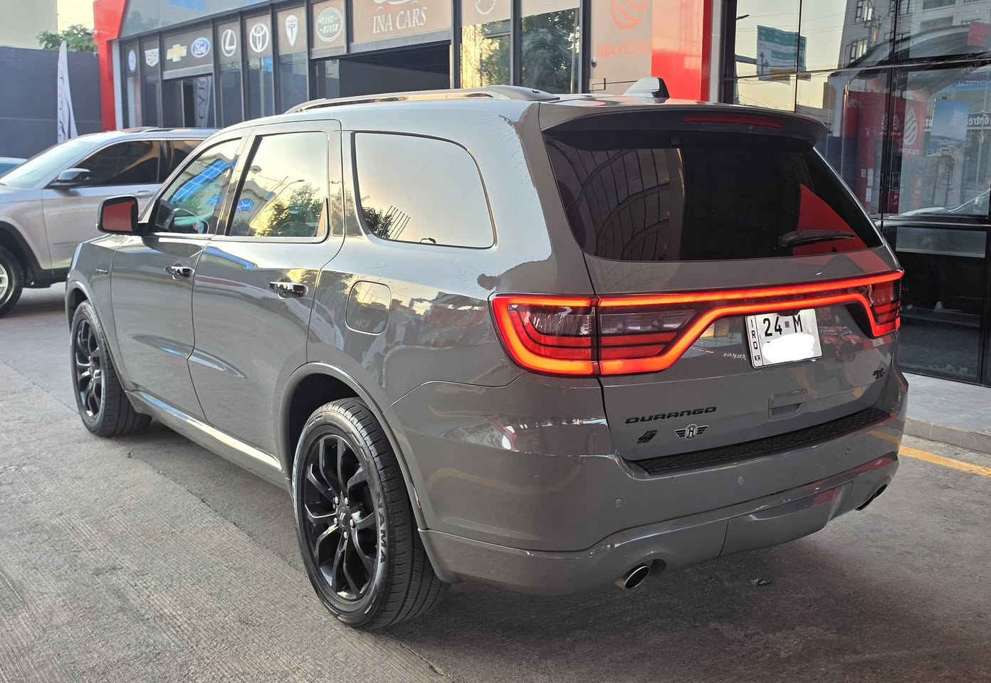 دورنكو 2022 RT PLUS BLACK EDITION
ارتي بلس بلاك ايدشن 
ماشية 45 فقط 
فول مواصفات أعلى فئة 
محرك V8 HEMI 5.7L دفع رباعي 
 

فتحة سقف ( سلايت )
داخل احمر بالكامل مع سقف كنتارا 
سستم صوت Harman Kardon
19 سماعة
كشنات منفصل VIP
رادار امامي ( تثبيت مسار مع مانع تصادم )
رادار جانبي ( نقطة عمياء )
حساسات أمامية وخلفية مع وقوف ذاتي 
شاشة كبيرة وايرليس كاربلي واندرويد اوتو 
كشن وستيرن خزن ميموري 
لايتات LED بالكامل داينمك
صندوق كهربائي 
تشغيل عن بعد 
شاحن موبايل وايرلس 
مرايات تعتيم وتدفئة
كشنات تدفئة وتبريد 
ستيرن تدفئة 
ويل قياس 20 بلاك
شفتات ستيرن 
اشاير مري 
وضعيات قيادة سبورت وايكو 
اوتو ستارت ستوب ( انطفاء ذاتي )
ستيرن رياضي على شكل حرف D

بيها 3 قطع بخ 

رقم دهوك بأسمي 
رقم وهزة وسنوية كله جديد 

السيارة جداً نظيفة وبوضع الشركة 

السعر : 288 وبيها مجال 
مكان السيارة دهوك 
***********
***********
اتصال أو واتساب
