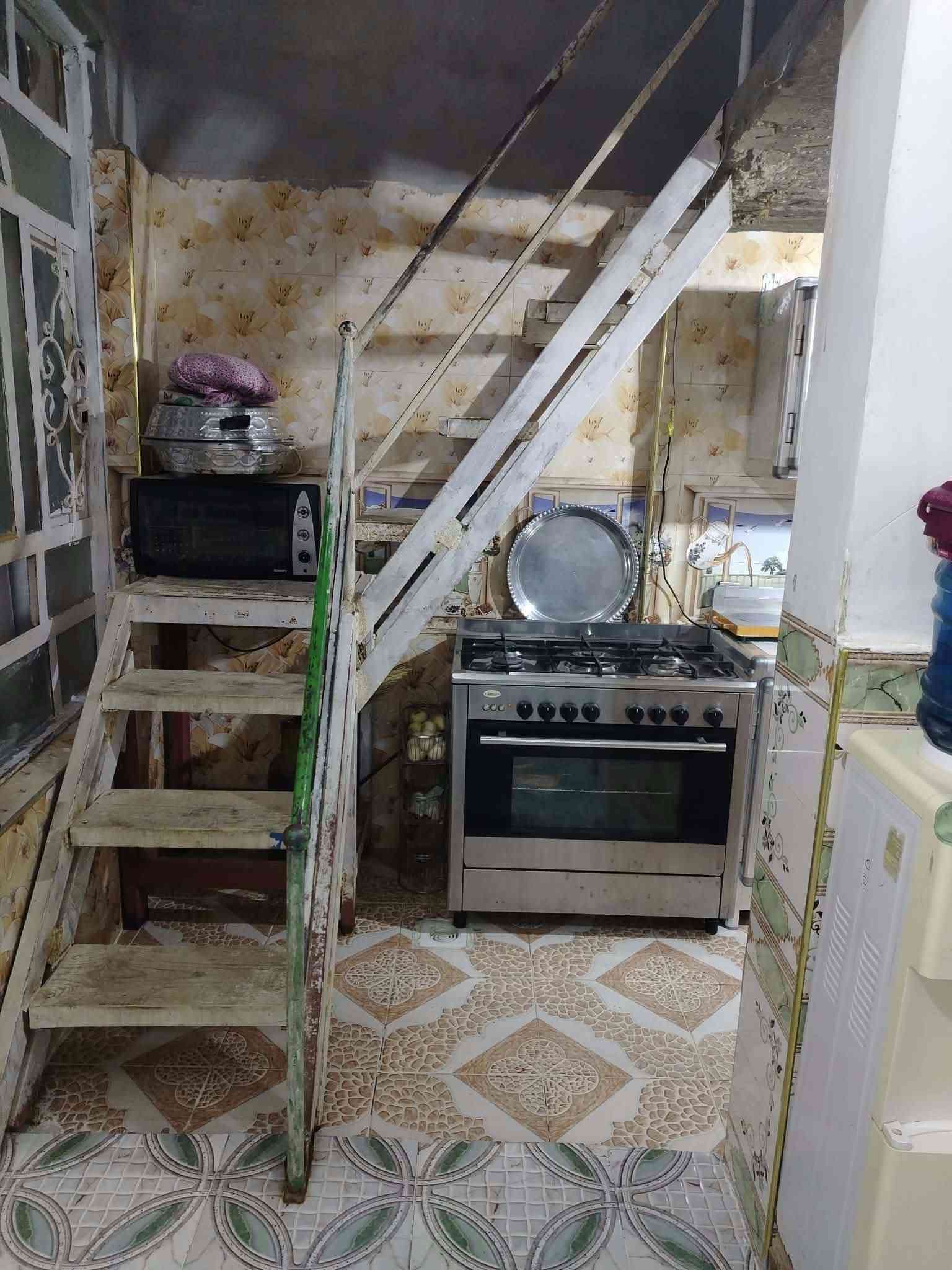 بيت مساحه 100 متر زراعي
غرفتين 
صاله 
طارامه 
حمام  خارجي 
صحيات خارجي
***********
***********
