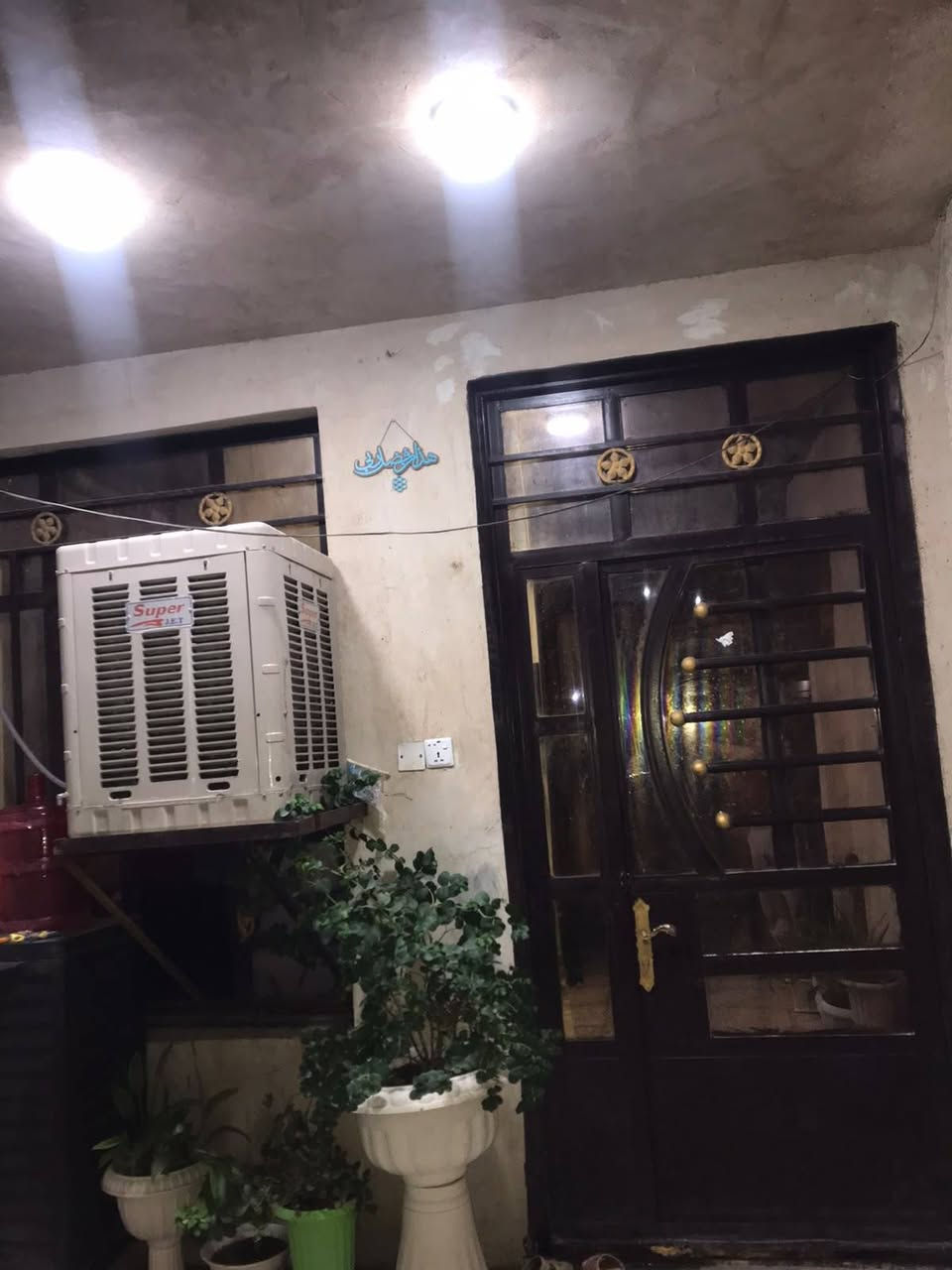 السلام عليكم دار للبيع طابق و نص مساحته ٥٦ متر بناء واقع حال ٨٠ متر واجهه ٤ نزال ٢٠ البيت كله بناء طابوق جمهوري مدخل واحد يحتوي علئ كراج طرمة صحيات خارجية استقبال و مطبخ مفتوح و منور (ترك) و صحيات داخلية و فوك غرفة نوم  و بلكونه علشارع و بيتونه و سطح كله (شتايكر) المنطقة متوفر بيها كافة الخدمات كهرباء وطنية 3خطوط و خط سحب و ماء و مجاري وتبليط و انترنت وطني ومع البيت منظومة كامرات و كاونتر المنيوم تركي تفصال العنوان السريدات الاولئ(القديمة) مربع الثاني شارع ١٥ مجاور فرع سيد حميد البيت علشارع مو داخل فرع السعر ٨٠ قابل للتفاوض علمآ اني صاحب البيت اي استفسار آخر رقمي👈(***********) أبو رقية
