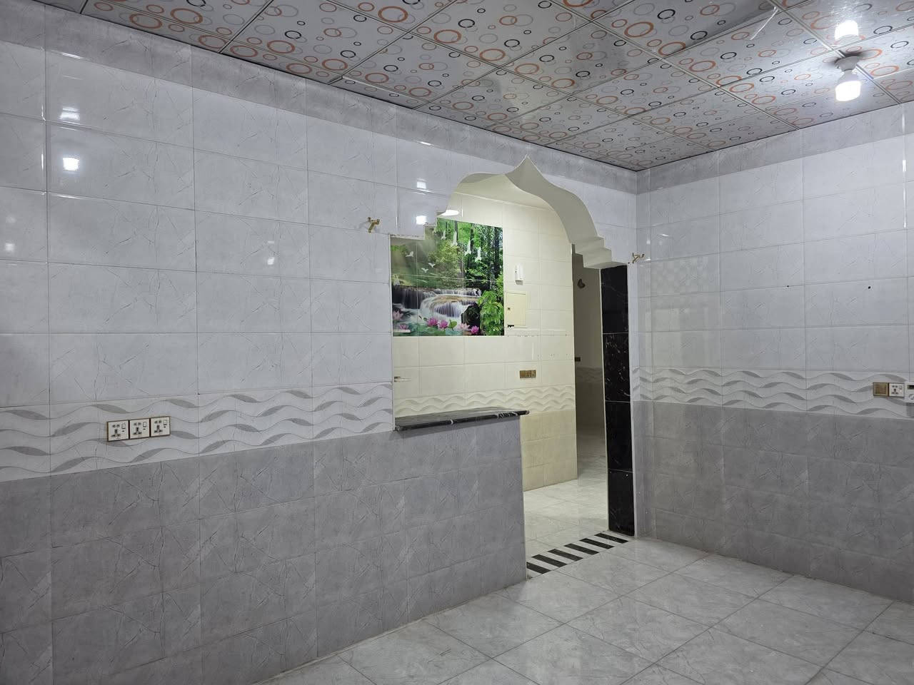 البيت للبيع مساحه ٢٥٠م سند ٢٥ مسجل بلدية كوت حي الحكيم شارع كاله يبعد عن الشارع ٣٥٠ تفاصيل البيت بناء طابوق يحتوي غرفتين نوم وصاله ومطبخ واستقبال وصحيات داخليه وخارجيه وكراج وحديقه السعر ٧٠ بيه مجال الاستفسار مراجعه مكتب دلاليه احمد السعيدي قرب حسينيه بيت خليفه الاتصال *********** ***********
