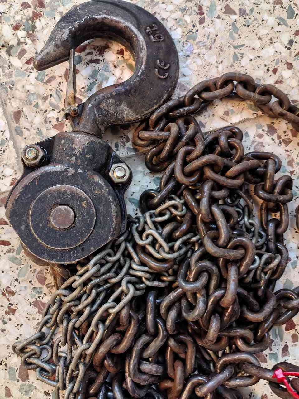 السلام عليكم ورحمة الله وبركاته للبيع بكرات رفع اسلنك ٥طن سلسله فولاذثقيل جريد ٨٠  جناكيل الرفع فولاذ ثقيل اصليات صناعه استرالي شرط النضافه والعمل العنوان النجف الاشرف يوجد توصيل ***********
