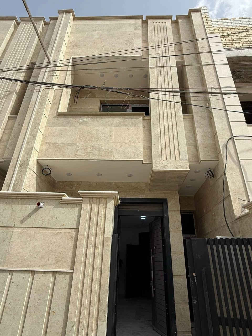 مشتملات تون للبيع عدد اثنين البنوك مربع كنيسه
المساحه ٨٥ متر بناء حديث غيرومسكون 

الواجهه ٤.٤٠ والنزال. ٢٠. متر. 

المحتويات استقبال ومدخل ثاني مطبخ حولى ومنور 

عدد الغرف اربع نوم. مع نظام سويت 

لاستفسار اكثر لاتصال مكتب الأقمار للعقار شارع الكنيسه 

***********📞
