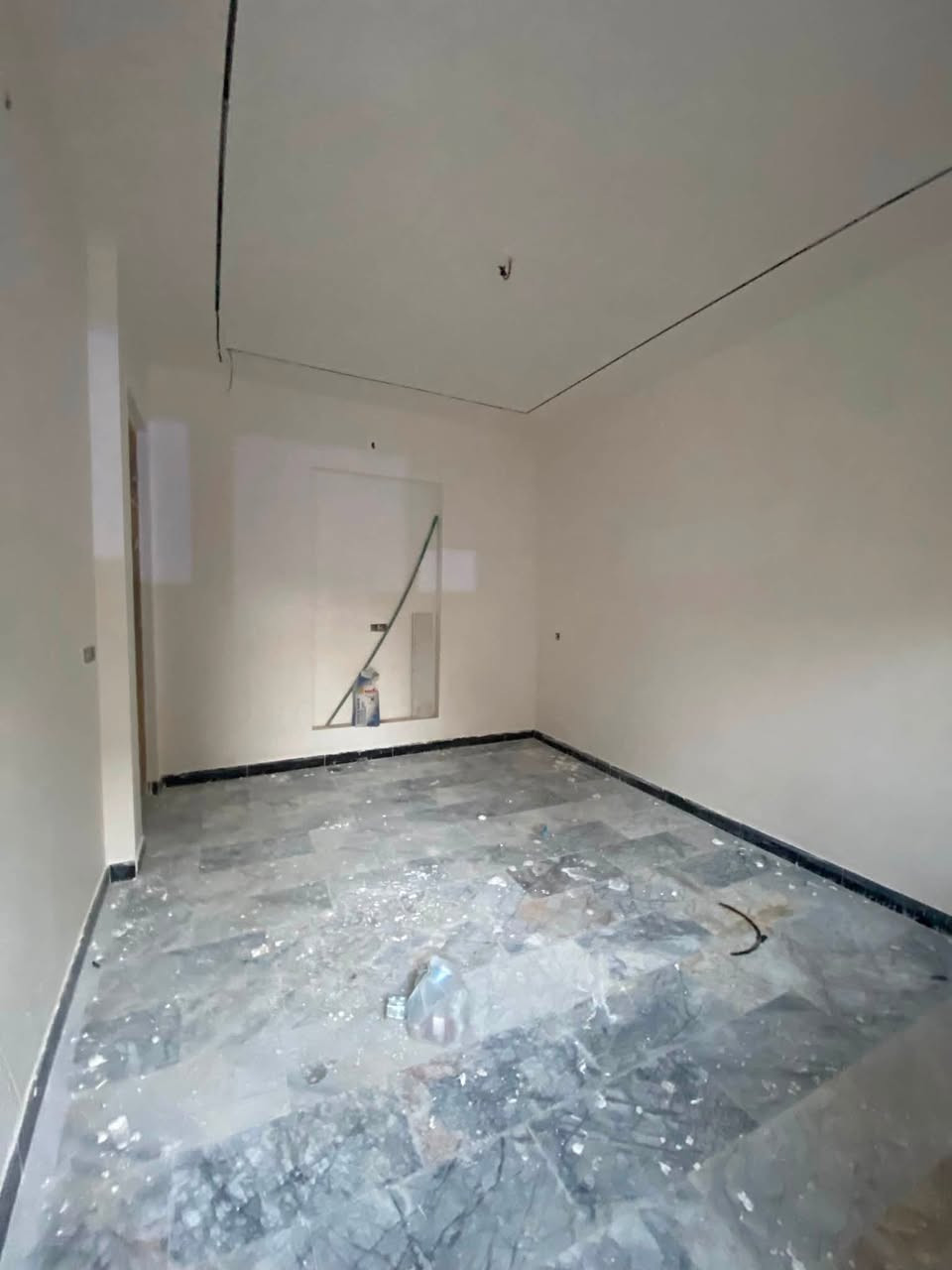 دار للبيع بناء حديث🏠
 المساحة: 75 متر مربع (بناء حديث)
 الموقع: بغداد – الشعب / حي البساتين
تفاصيل وتصميم الدار:
 🛏️ 3 غرف نوم واسعة
 🛋️ استقبال مستقل
 🍳 مطبخ بتصميم حديث
 🚿 مجمع صحيات عدد (2)
📞 للاستفسار والتواصل:
***********
📍 مكتب المصطفى للعقار
بغداد – الشعب / حي البساتين
أهلاً وسهلاً بكم في أي وقت للمعاينة والاستفسار!
