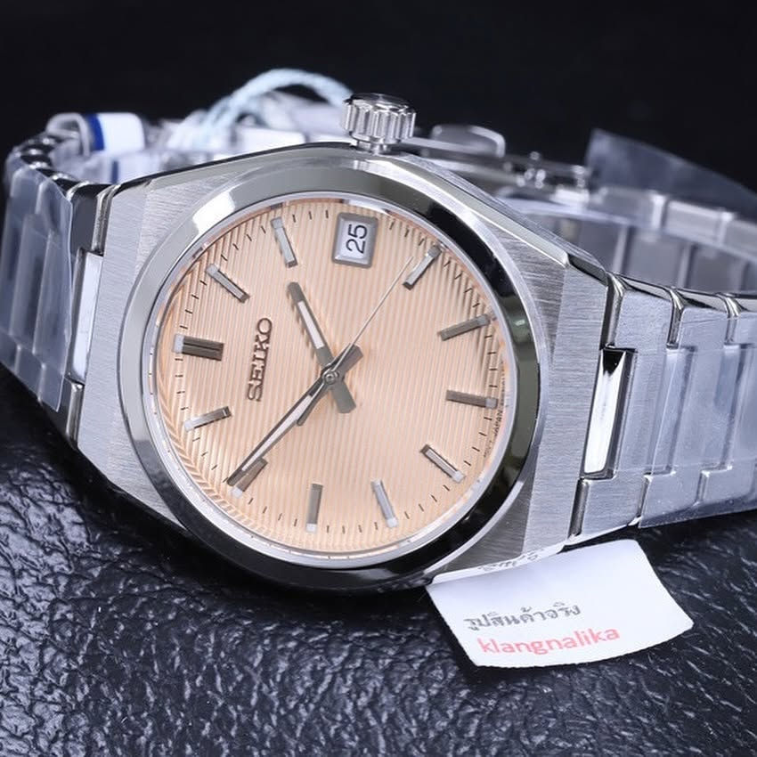 نسائي سلمون فاخر
رقم الموديل sur577p1
Seiko Essential Original 
اصلي وكاله اليابان حصرا ✅
لون وردي طافي 

نظام الحركه :كوارتز ، بطاريه عمر طويل 
نوع المعدن : ستانلس ستيل بالكامل ضد الصدأ ، تغير الون ، الحساسيه مطلي بالايونات 

نوع الزجاج : كرستال زفير مقاوم اعلى جوده زفير مقاوم للخدش 
مقاومه الماء : ضد الماء وحتى عمق ١٠٠ متر 
العنوان : بغداد شارع فلسطين تقاطع النخله مقابل جسر المشاه 
*********** للاتصال والاستفسار

