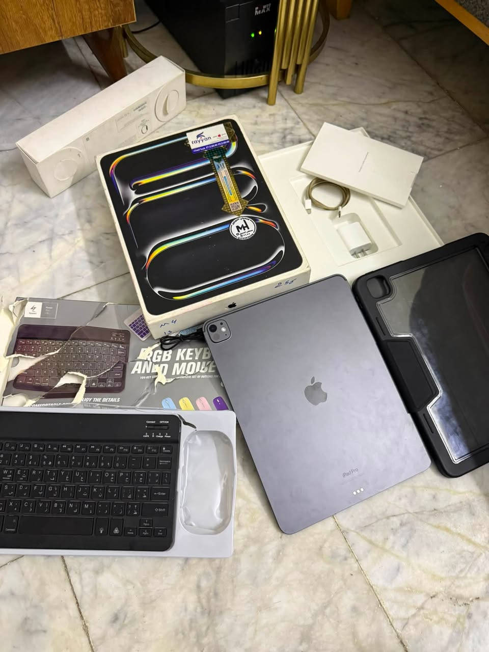 السلام عليكم ايباد m4برو حجم شاشه 13 إنش بطارية 88كل محلقاته وشاحنته الاصليه موجودا ويا ايضاً كيبورد بس لزمه ول كفر 45 الف جهاز آخو جديد شخط مابي السعر مليون 290 الف وبي مجال للاستفسار 
***********

