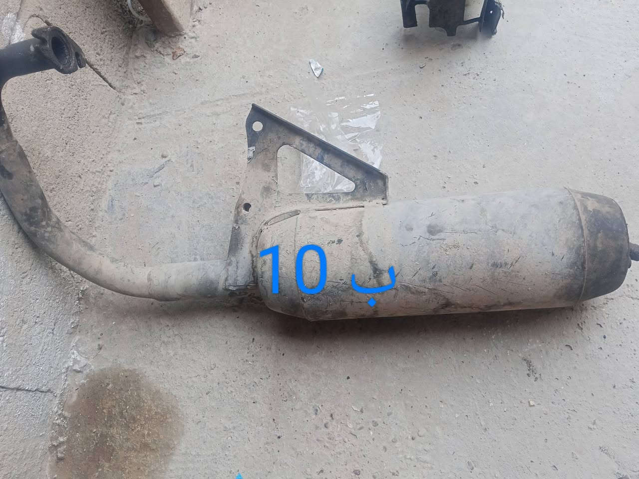 سلام عليكم عندي دراجة 60 غراض بيكم ابوغريب خرنابات ***********

نص مكتوب في الصور:
- 10 €
- 10 ب
- 5 ب